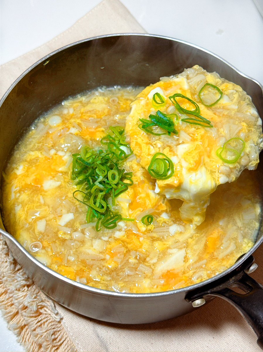 emiry_oinari's tweet photo. 寒くなってくるとこれが食べたくなる🍲
えのき・卵・豆腐で作る超簡単あったかスープ！
鍋の〆のおじやが好きな人は絶対作って。ちょいと固めのとろみにしてあるから再現度高くて沼ると思う🤝

えのきたっぷりでヘルシーだよー！ https://t.co/PfwFJI8u8F