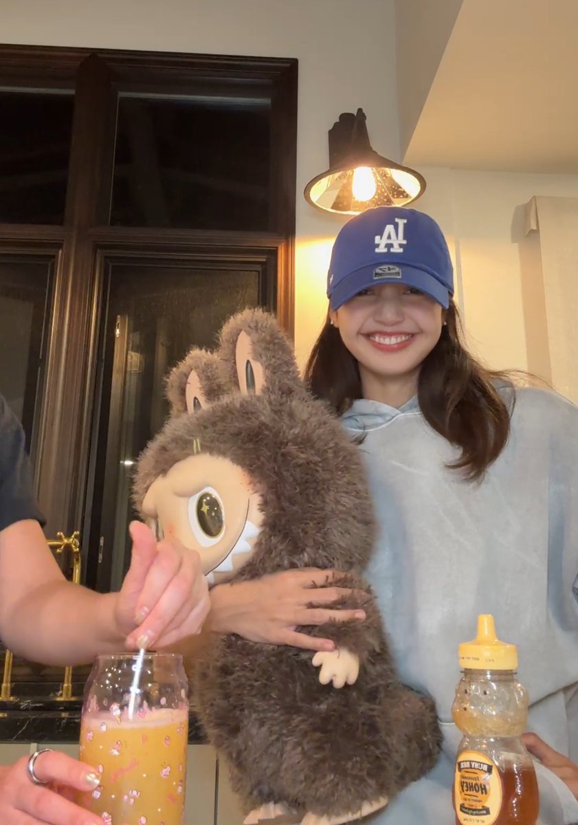 lalisamgger's tweet photo. Imagine hating on her and trying to sabotage her when she is just like this ☹️

HYBE APOLOGIZE TO LISA https://t.co/AUnhZJIDJz
