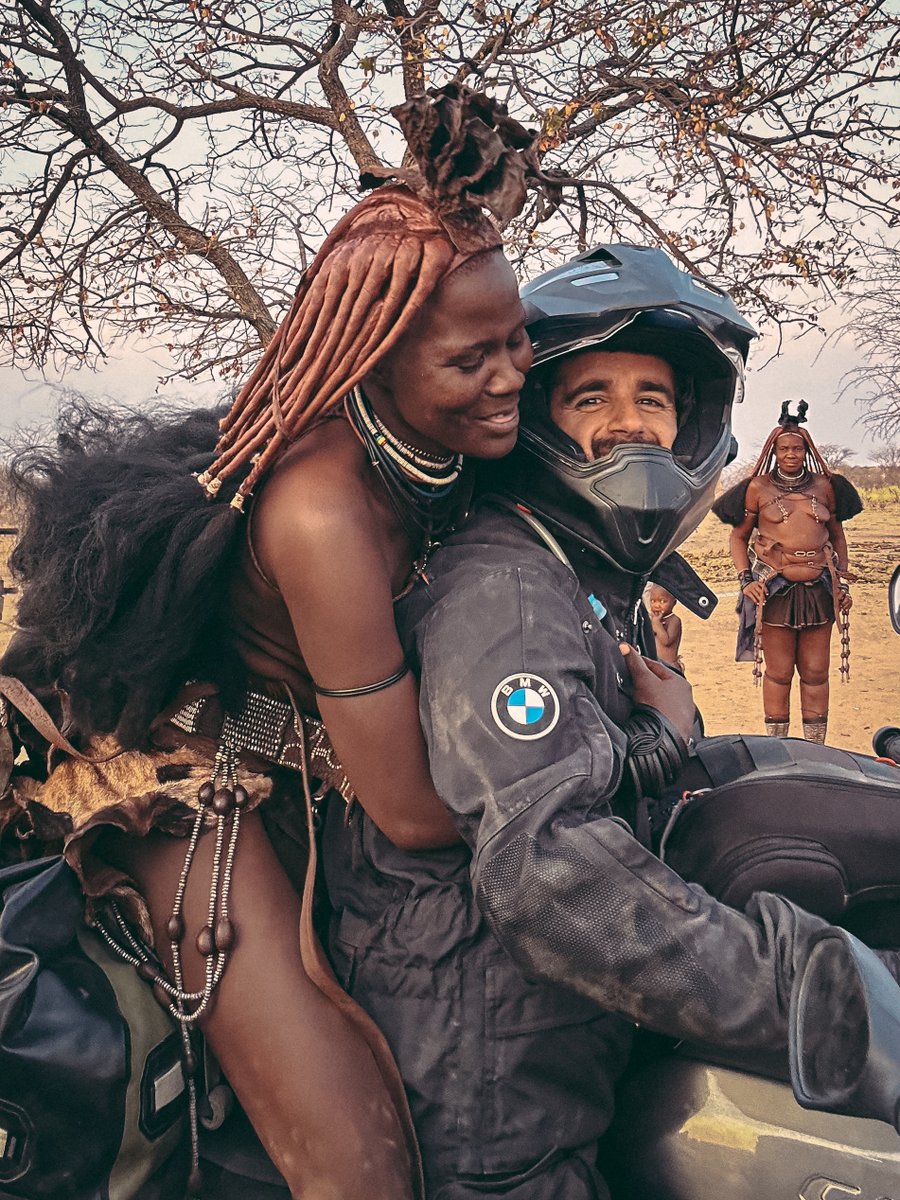 soy_tribu's tweet photo. Los #himba son una tribu seminómada que habita en las vastas llanuras áridas de Namibia y Angola. Su población estimada es de 50.000 personas y es uno de los pocos pueblos nativos que preservan sus costumbres ancestrales.
VÍDEO ÁFRICA 👉🏾 https://t.co/y3NDxqFjnh https://t.co/a9MSChrBbZ