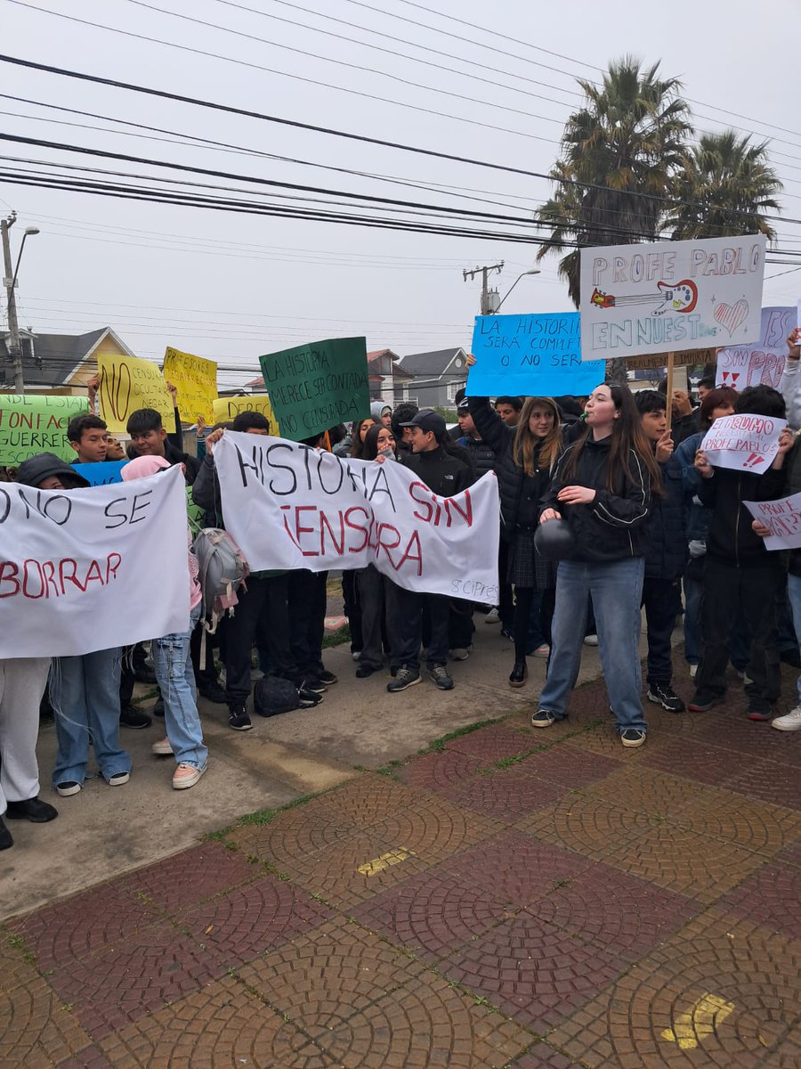 pagusdiaz's tweet photo. Alumnos zel colegio #AlboradadeCurauma protestan ante el injustificado despido de su profesor de #historia #PabloGuerrero, docente respetado y querido por el alumnado
@soychilecl @g5noticias @biobio @adnradiochile @laestrellavalpo @radio_festival @TVN @tudia_13 https://t.co/pkOzMozoFK