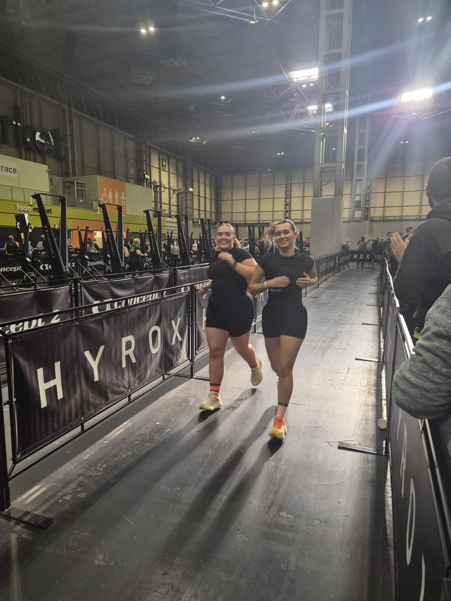 Hyrox 2024 - the hardest, most humbling, yet most proud of myself i’ve been in a long time! We can do really bloody hard things 💪

vm.tiktok.com/ZGd8fLdGt/