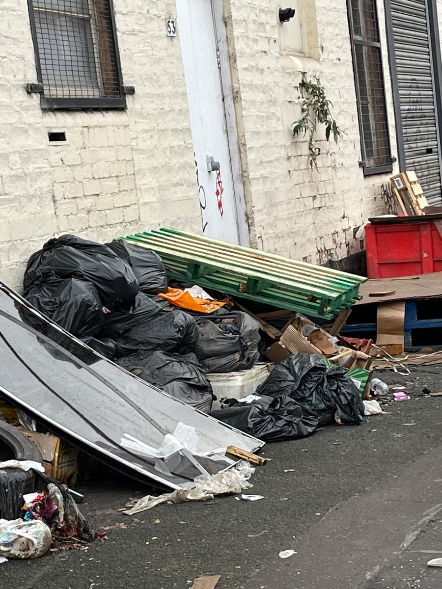 ScattyDrummer's tweet photo. @GlasgowCC 

I was at a class in Kilbirnie street last night an I was shocked by the state of the place.  

It's so bad that I saw rats just running about the street.

It's an absolute health hazard and totally disgusting.

Can something be done? https://t.co/Vf59jnJxbW