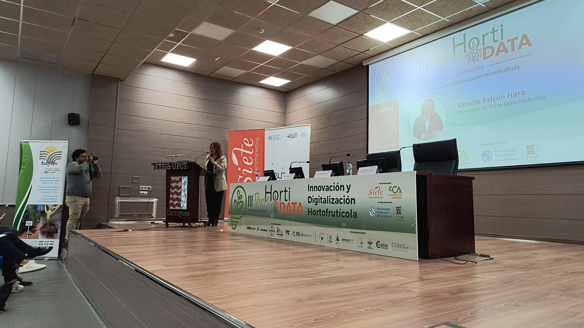 HortiData's tweet image. ✔️ Clausura de esta III #DemoHortiDATA2024 por @FalconGissele , directora de @SieteAgromarket 

&quot; Hemos tenido un foro de  conocimiento en el que se ha hablado de todo lo que se está haciendo y queda por hacer en el sector &quot;