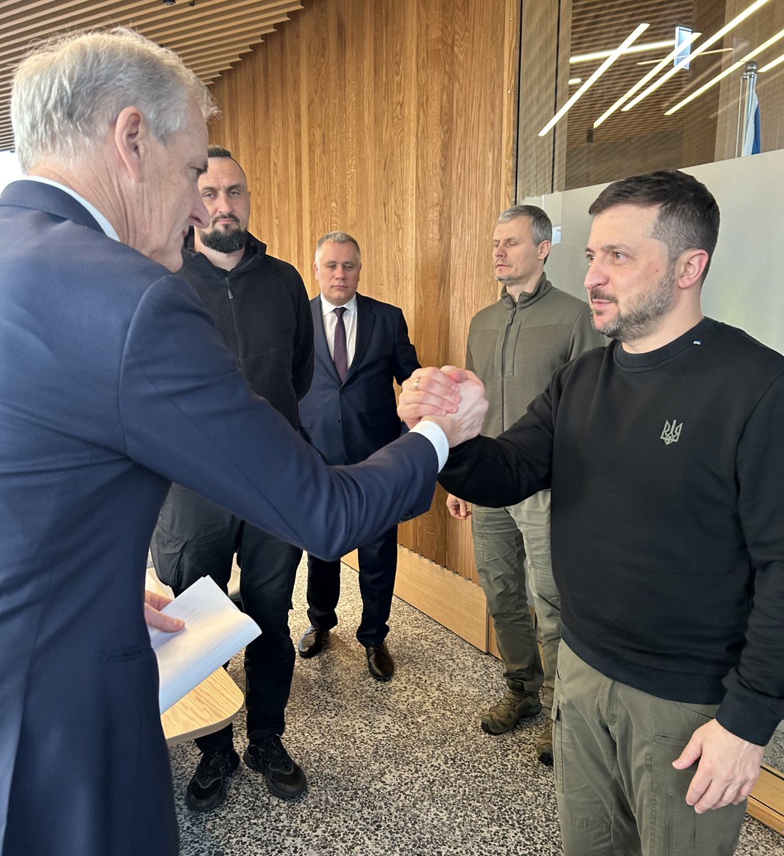 We continue our support: Norway will contribute with 1,4 billion NOK to supply Ukrainian air defence with a new Patriot system. #StandwithUkraine 🇺🇦🇳🇴

regjeringen.no/no/aktuelt/nor…