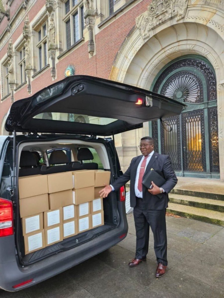 KRONIKInsights's tweet photo. 🚨 La République d'Afrique du Sud a soumis environ 5 000 pages de preuves de l'affaire de génocide qu'elle a déposée contre Israël à la Cour internationale de Justice (CIJ). https://t.co/KEu0kdivm6