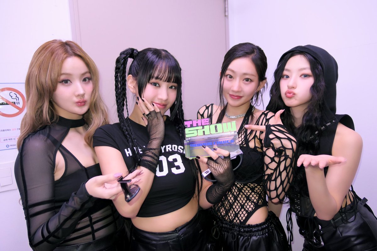 KISSOFLIFE_S2's tweet photo. [📸] 241029 THE SHOW ‘Get Loud’, ‘Igloo’ 무대 완료🌖

이번 활동에도 1위를 선물해준 KISSY! 
항상 고맙고 감사합니다🫶

#KISSOFLIFE #키스오브라이프 #KIOF 
#Lose_Yourself #Get_Loud #Igloo https://t.co/plPGxC4Ndb