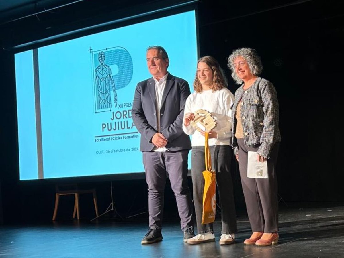 Consell Comarcal de la Garrotxa (@ccgarrotxa) on Twitter photo El 26 d’octubre es va realitzar el lliurament dels XIII Premis Jordi Pujiula. El guardó de la temàtica comarcal va ser atorgat a Queralt Pons Esquena i en va fer entrega German Mas, representant el Consell Comarcal de la Garrotxa. <a href="/pehoc_olot/">Patronat d'Estudis Històrics d'OIot i Comarca</a> El 26 d’octubre es va realitzar el lliurament dels XIII Premis Jordi Pujiula. El guardó de la temàtica comarcal va ser atorgat a Queralt Pons Esquena i en va fer entrega German Mas, representant el Consell Comarcal de la Garrotxa. <a href="/pehoc_olot/">Patronat d'Estudis Històrics d'OIot i Comarca</a>