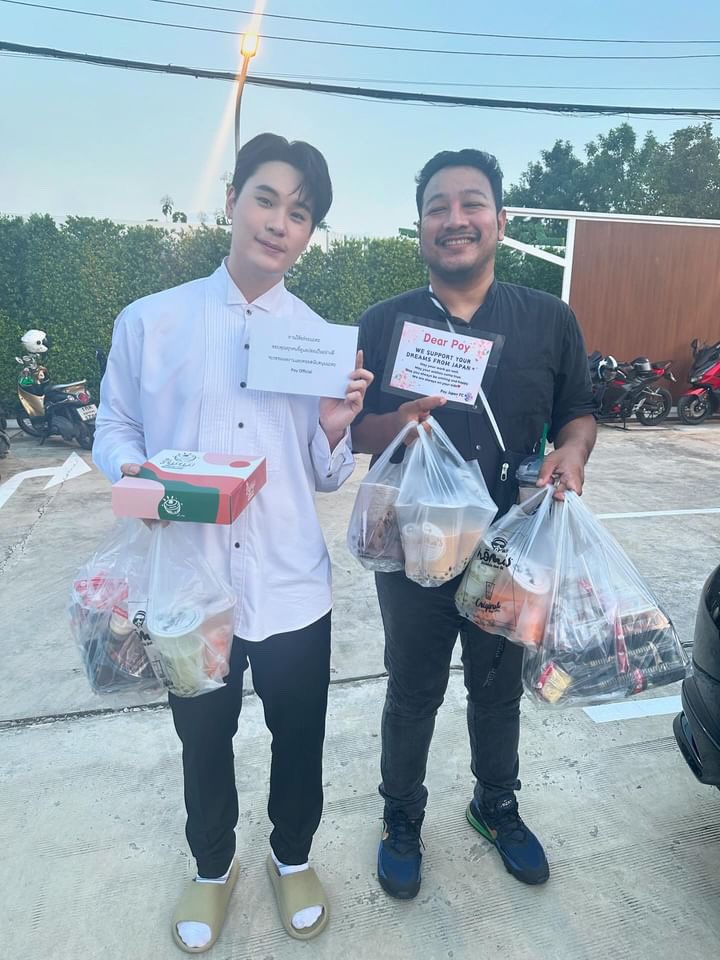 PoyJapan's tweet photo. 無事、フードサポートをPoyくんに届けることができました🥰
Poyの新しい仕事と、輝かしい未来をこれからもサポートしていきます✨
(thx🙏@poyofficial2 )
#ปอยปี้เอ๋อแท้ไม่ปรุงแต่ง
#poyksp #poypyy
@Poyksp https://t.co/MXk8f91XMI