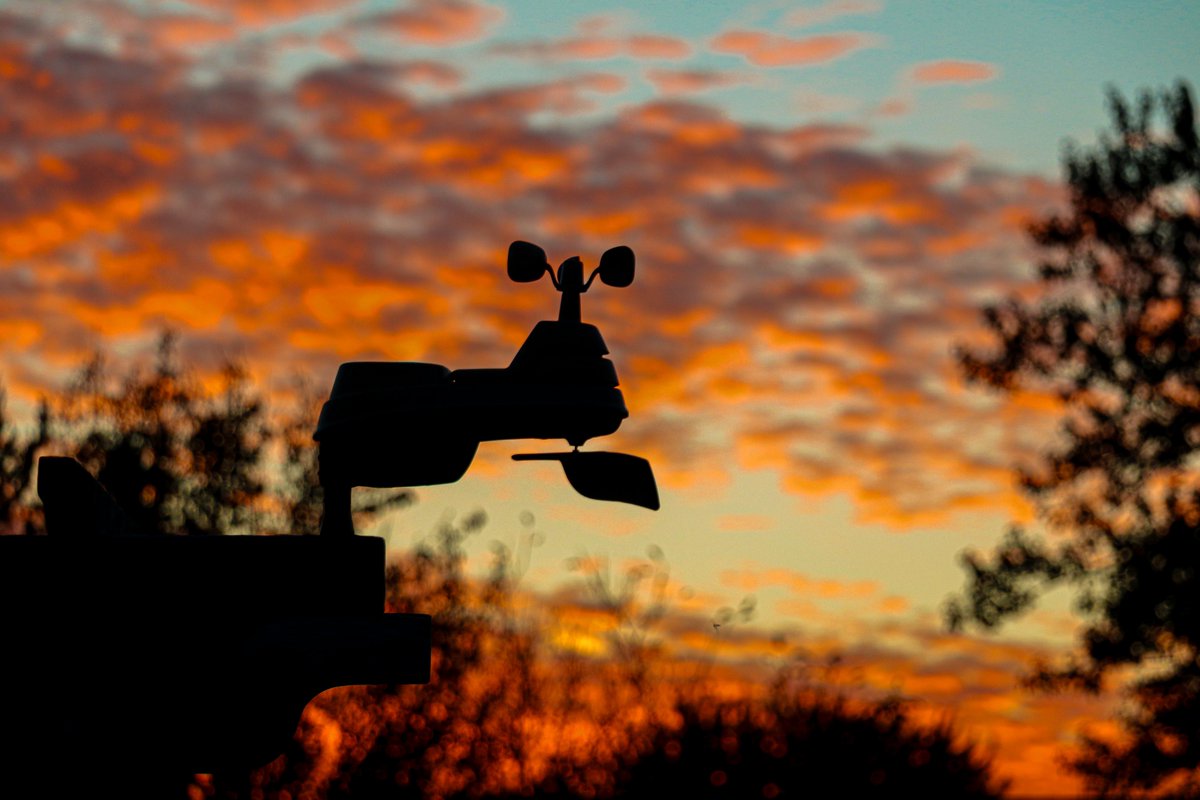 FKarpala's tweet photo. .@CTVWindsor @ArmsBumanlag @JulieCTV @RetaIsmailCTV @GArchibaldCTV My weather station against the night sky. https://t.co/QsWn42iqjO