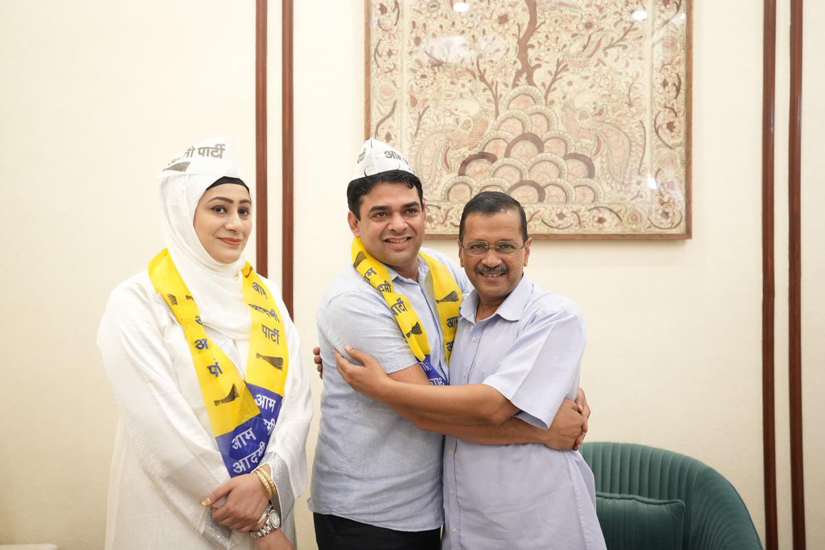 AamAadmiParty's tweet photo. आगामी दिल्ली चुनाव से पहले आम आदमी पार्टी हुई और मज़बूत‼️

कांग्रेस के वरिष्ठ नेता एवं ज़िला अध्यक्ष, बाबरपुर चौधरी ज़ुबेर अहमद जी और पार्षद शगुफ़्ता चौधरी जुबेर जी AAP के राष्ट्रीय संयोजक श्री @ArvindKejriwal जी से मुलाक़ात कर आम आदमी पार्टी में शामिल हुए। https://t.co/3SpofikwSl