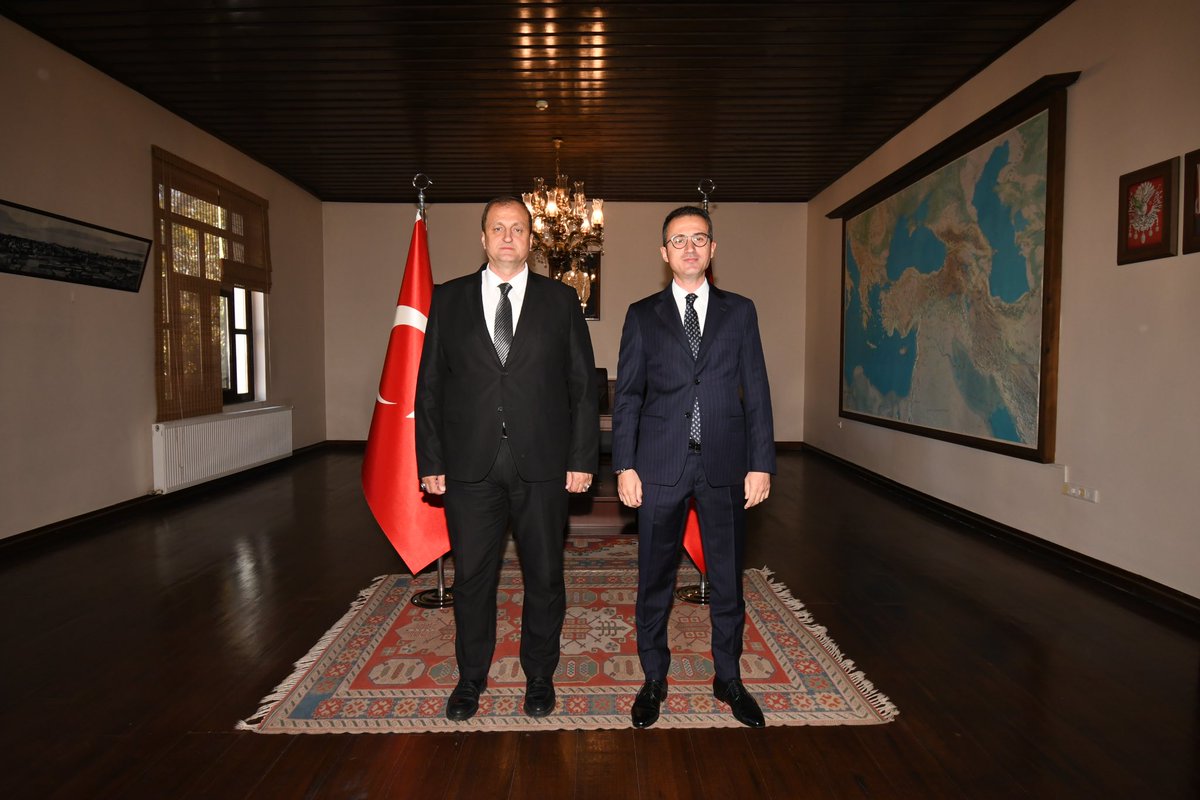 tc_iznik's tweet photo. Kaymakamımız Arif KARAMAN, İznik Belediye Başkanı Kağan Mehmet USTA ile birlikte 29 Ekim Cumhuriyet Bayramı münasebetiyle Kaymakamlık Makamında tebrikleri kabul etti. 🇹🇷🇹🇷🇹🇷

#YaşasınCumhuriyet 
#29EkimCumhuriyetBayramı https://t.co/AfNnKHwxsX