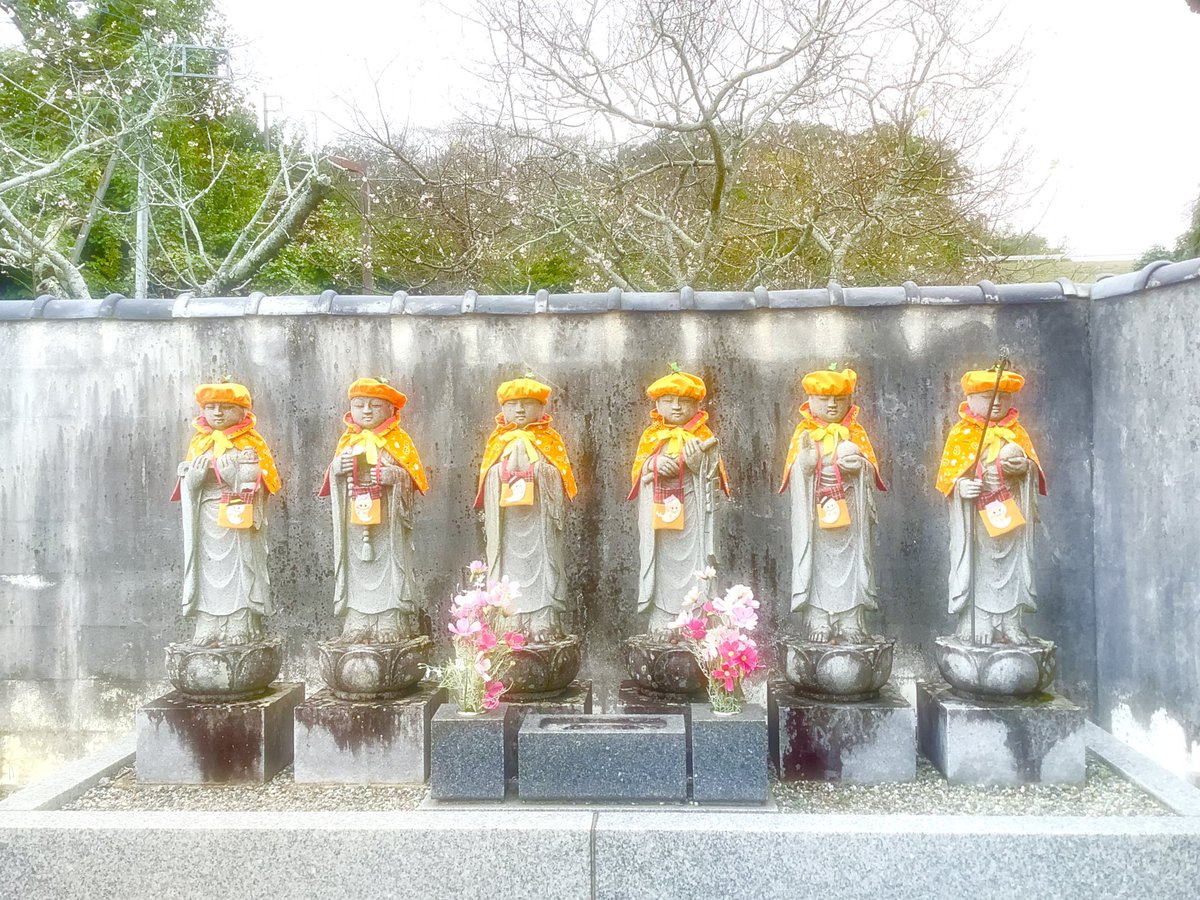 honjo_kanko's tweet photo. 【平等山 成身院】日頃から地域の皆さまに大切にされている埼玉県本庄市児玉町小平の「平等山成身院」のお地蔵様🌟地域の方が手作りのお召し物👕を着させて下さっています✨今はハロウィン仕様🎃帽子もとっても可愛いです🧡✨ #heart #stonestatue #成身院 #寺社仏閣巡り #本庄市観光協会 https://t.co/7zz0RPcNGY