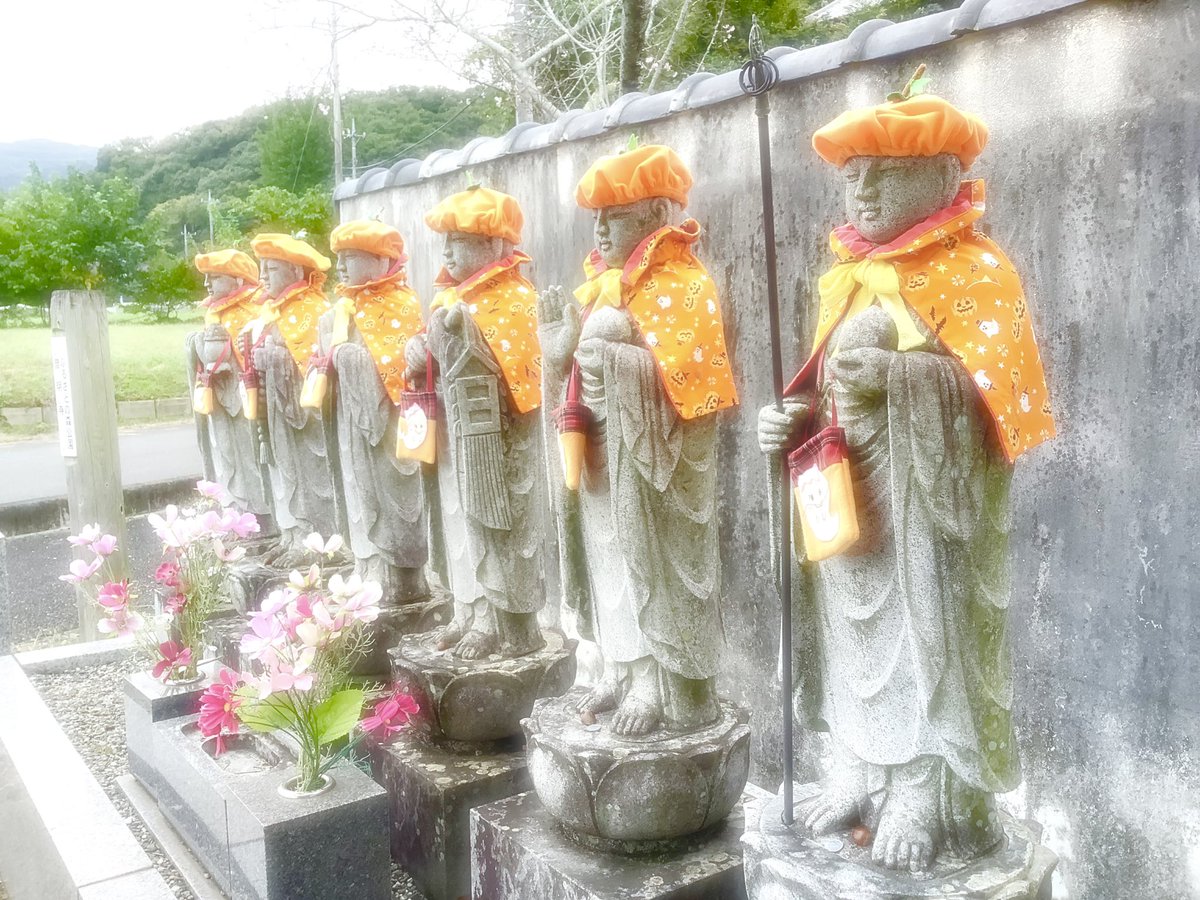 honjo_kanko's tweet photo. 【平等山 成身院】日頃から地域の皆さまに大切にされている埼玉県本庄市児玉町小平の「平等山成身院」のお地蔵様🌟地域の方が手作りのお召し物👕を着させて下さっています✨今はハロウィン仕様🎃帽子もとっても可愛いです🧡✨ #heart #stonestatue #成身院 #寺社仏閣巡り #本庄市観光協会 https://t.co/7zz0RPcNGY