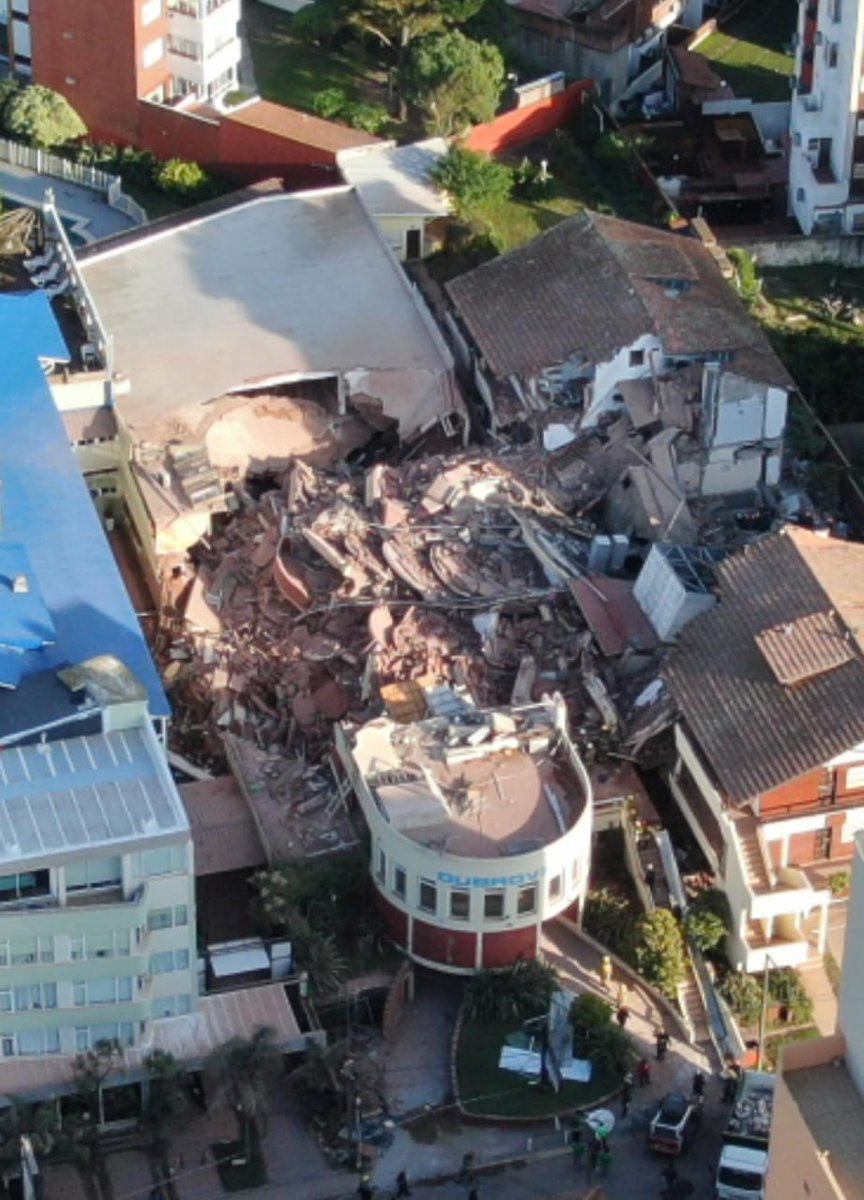 codigomdp's tweet photo. Trágico derrumbe en el Hotel Dubrovnik de Villa Gesell dejó atrapadas a varias personas en la madrugada de hoy. El incidente ocurrió alrededor de la 1.00 en el edificio ubicado en la Avenida 1 al 250, en un inmueble de 10 pisos. https://t.co/fZsPoXe7fv