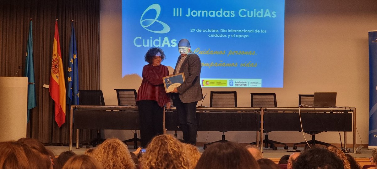 FraternidadAsoc's tweet image. Enhorabuena a todos los compañeros/as #Asturias que hoy han recibido el diploma como centros y servicios comprometidos #CuidAs, especialmente a nuestros compañeros y amigos de @adepasorg, miembros también de @plenasturias 👏👏👏
@socialasturias_