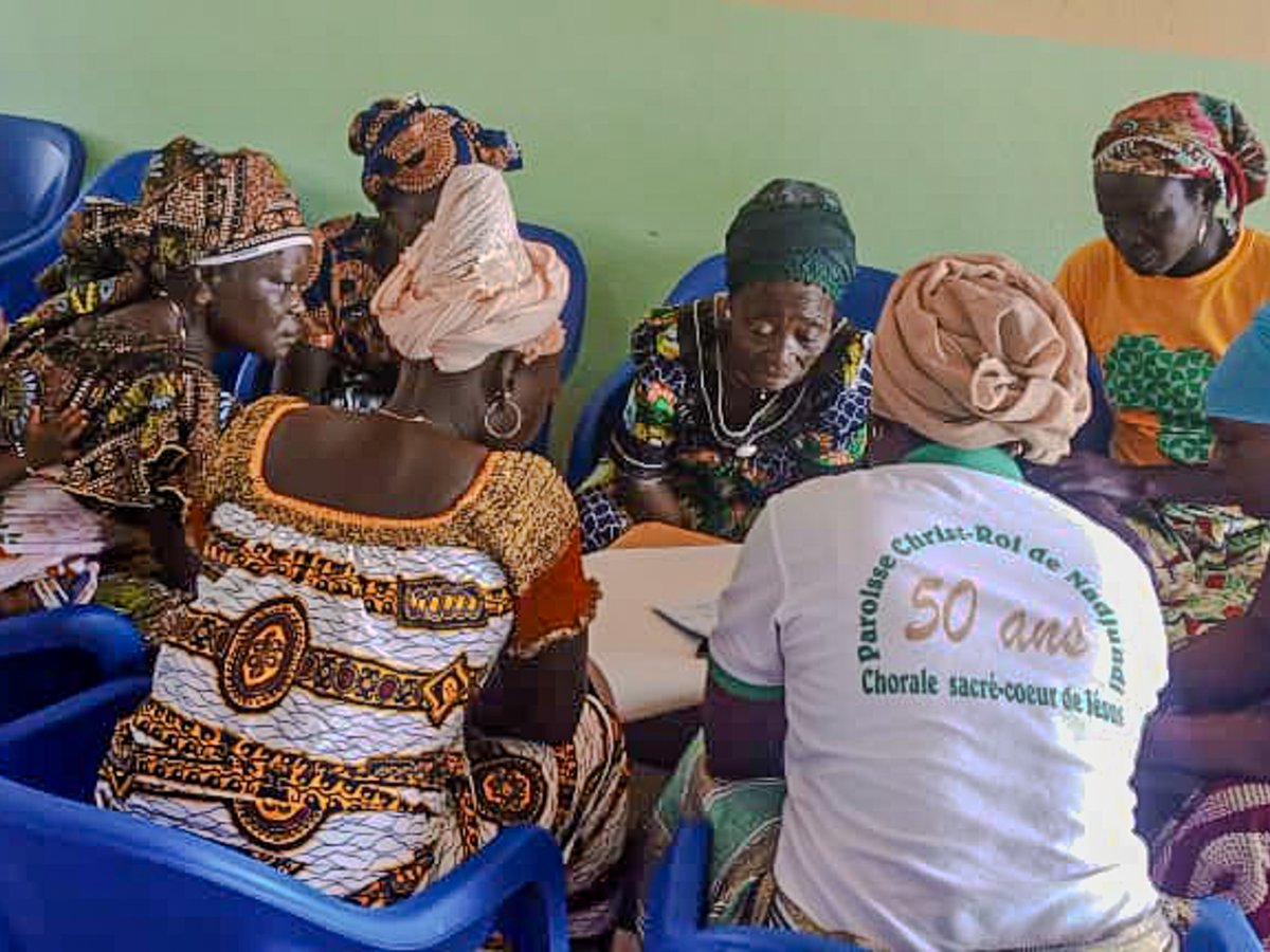 OIMTogo's tweet image. Du 16 au 18 octobre, l’@oimtogo, en partenariat avec #REFED, a organisé des sessions de formation pour 1⃣5⃣0⃣ femmes leaders de la région des Savanes sur la Méthodologie AVEC et les Activités Génératrices de Revenus (AGR), afin de renforcer leur autonomie économique.