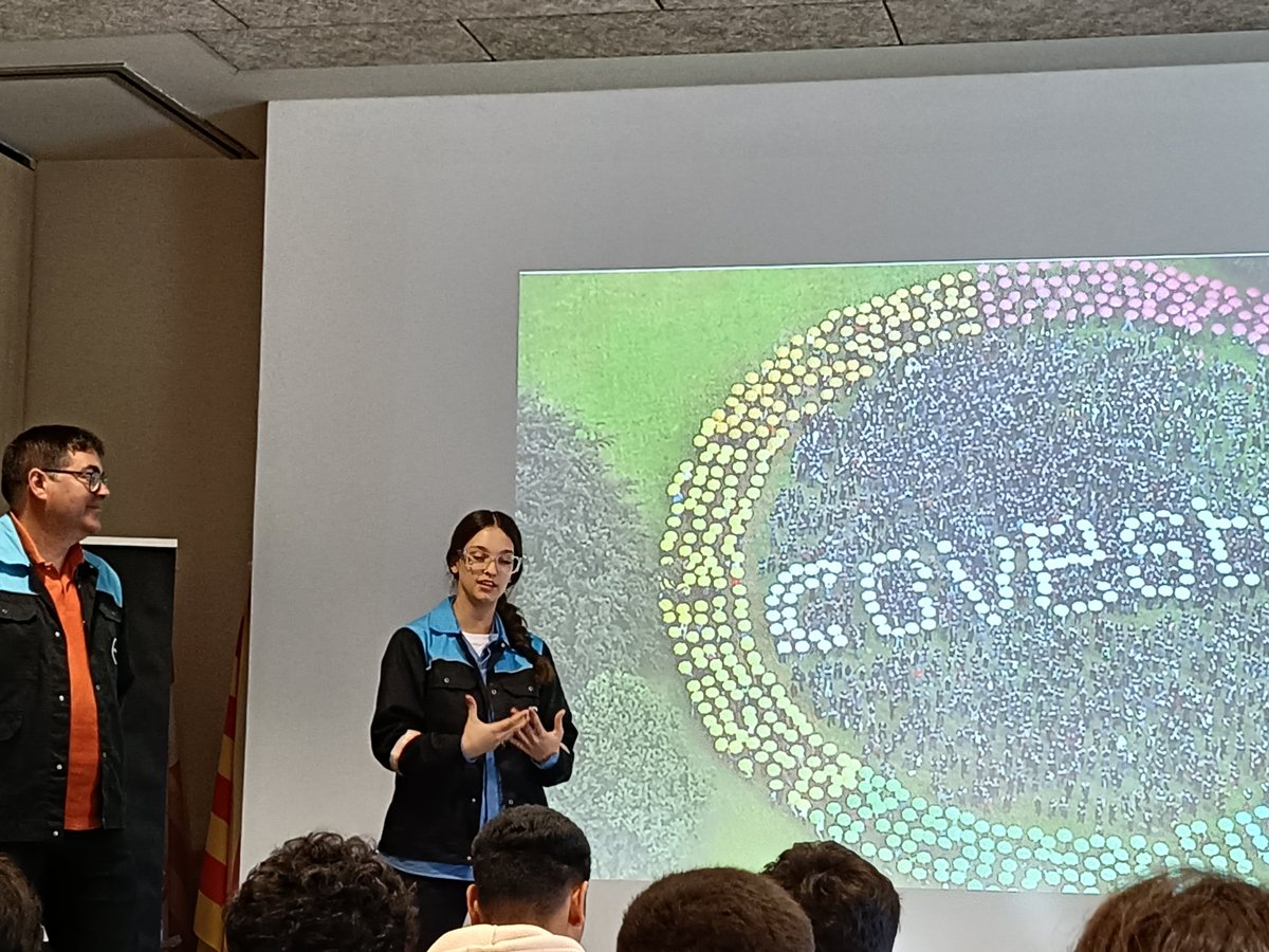 I els nous alumnes de Química Industrial de 1r segueixen amb més visites a empreses del sector. Aquest cop a @Covestro per saber com serà el seu futur laboral. 
Una companya explica les tasques que fa a la DUAL. #IndústriaQuímica #Innovació #DesenvolupamentSostenible #fpdual