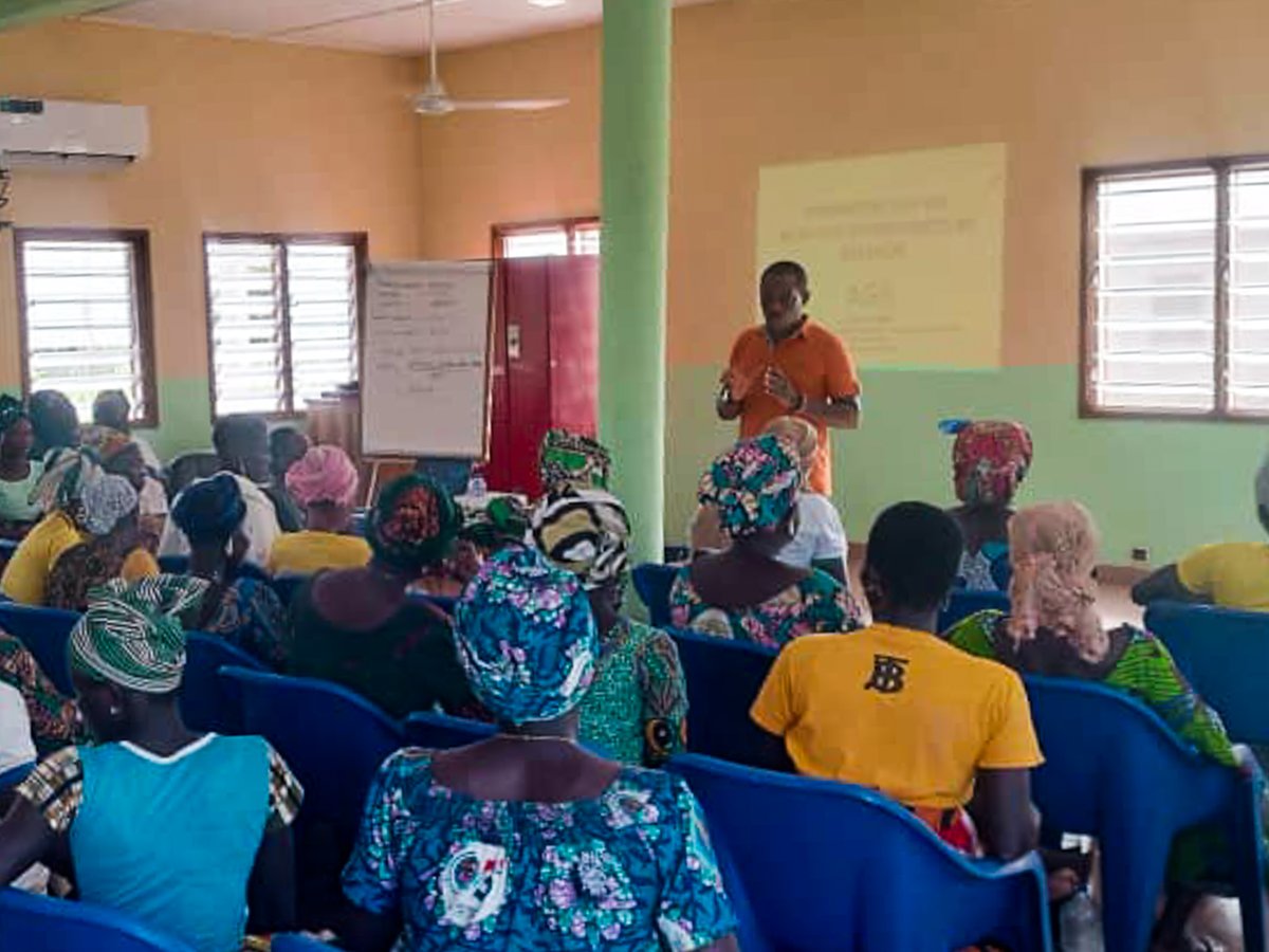 OIMTogo's tweet image. Du 16 au 18 octobre, l’@oimtogo, en partenariat avec #REFED, a organisé des sessions de formation pour 1⃣5⃣0⃣ femmes leaders de la région des Savanes sur la Méthodologie AVEC et les Activités Génératrices de Revenus (AGR), afin de renforcer leur autonomie économique.