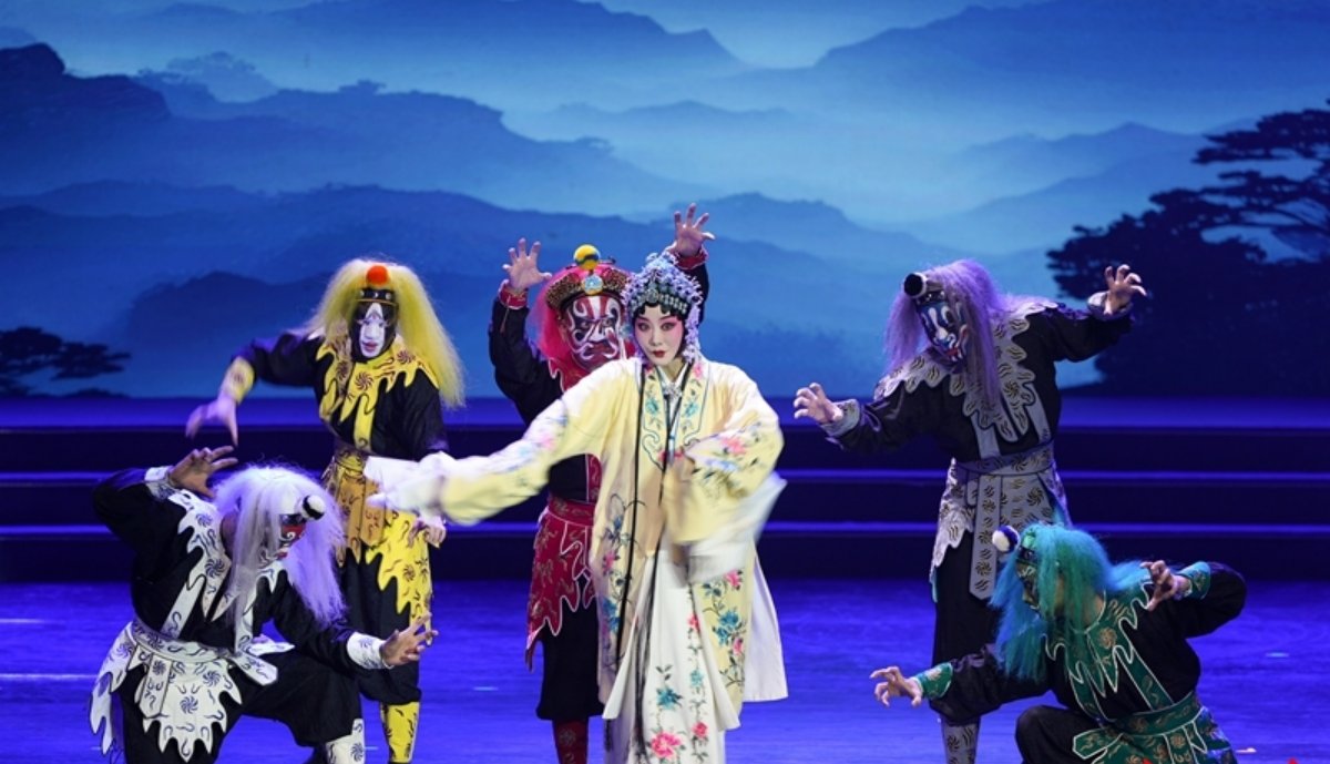 ChangShaDaily's tweet photo. The first National #Showcase of #Playlets and #Sketches concluded in #Changsha on the evening of October 28. The event showcased the fruitful achievements of playlet and sketch artists in the cultural and tourism sectors nationwide. https://t.co/dW18GaqXe2 https://t.co/bVzxKLGnrZ
