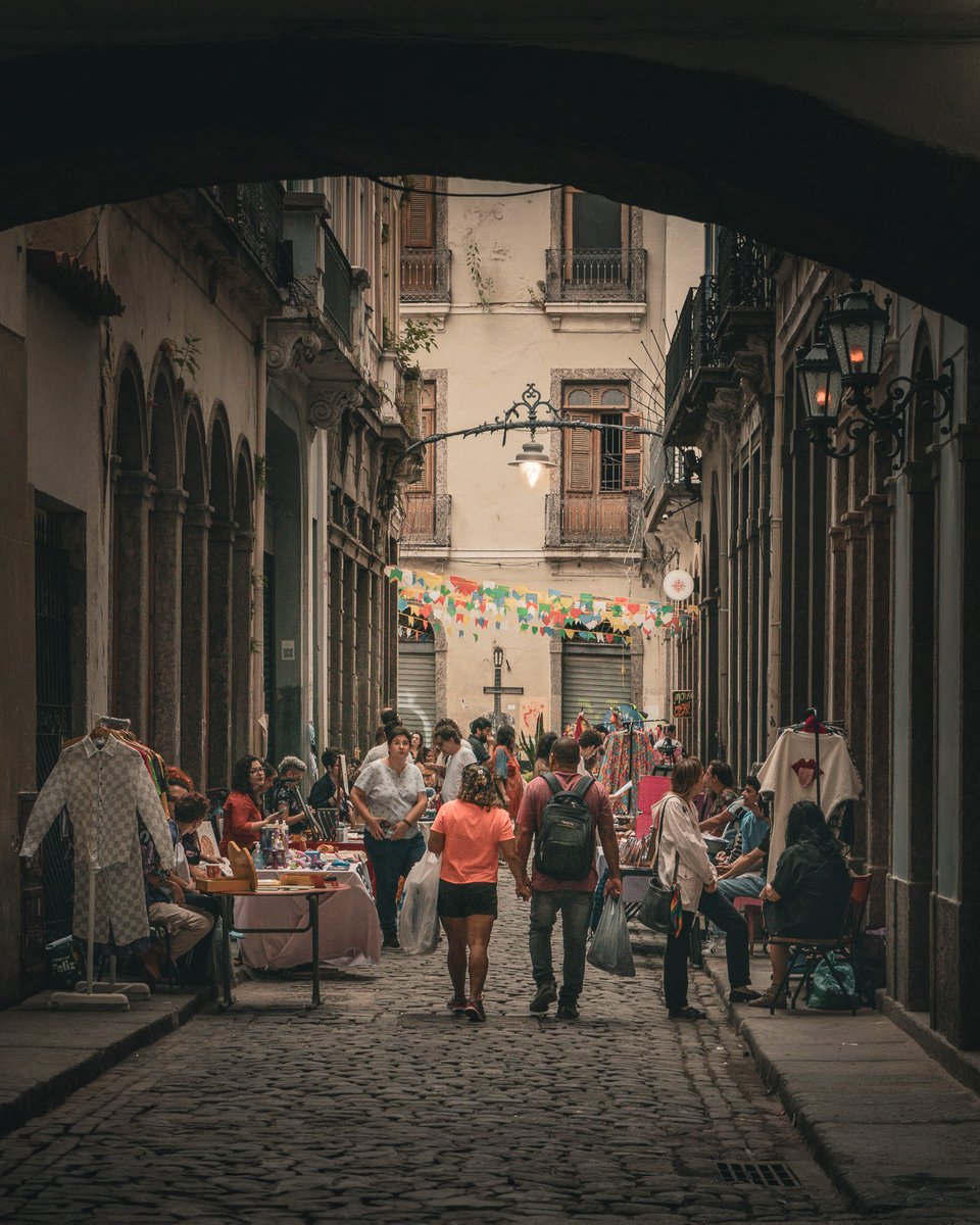 umsimplesandre's tweet photo. ARCO DO TELES e TV. DO COMÉRCIO,
Centro, RJ

Construído no século XVIII,
ligava a residência da família Teles de Meneses à Rua do Comércio, importante ponto comercial e cultural na época.
Durante o século XIX, a área ao redor tornou-se (...)
https://t.co/mF4l7GDsUY

#architecture https://t.co/SSMvXBgQvq