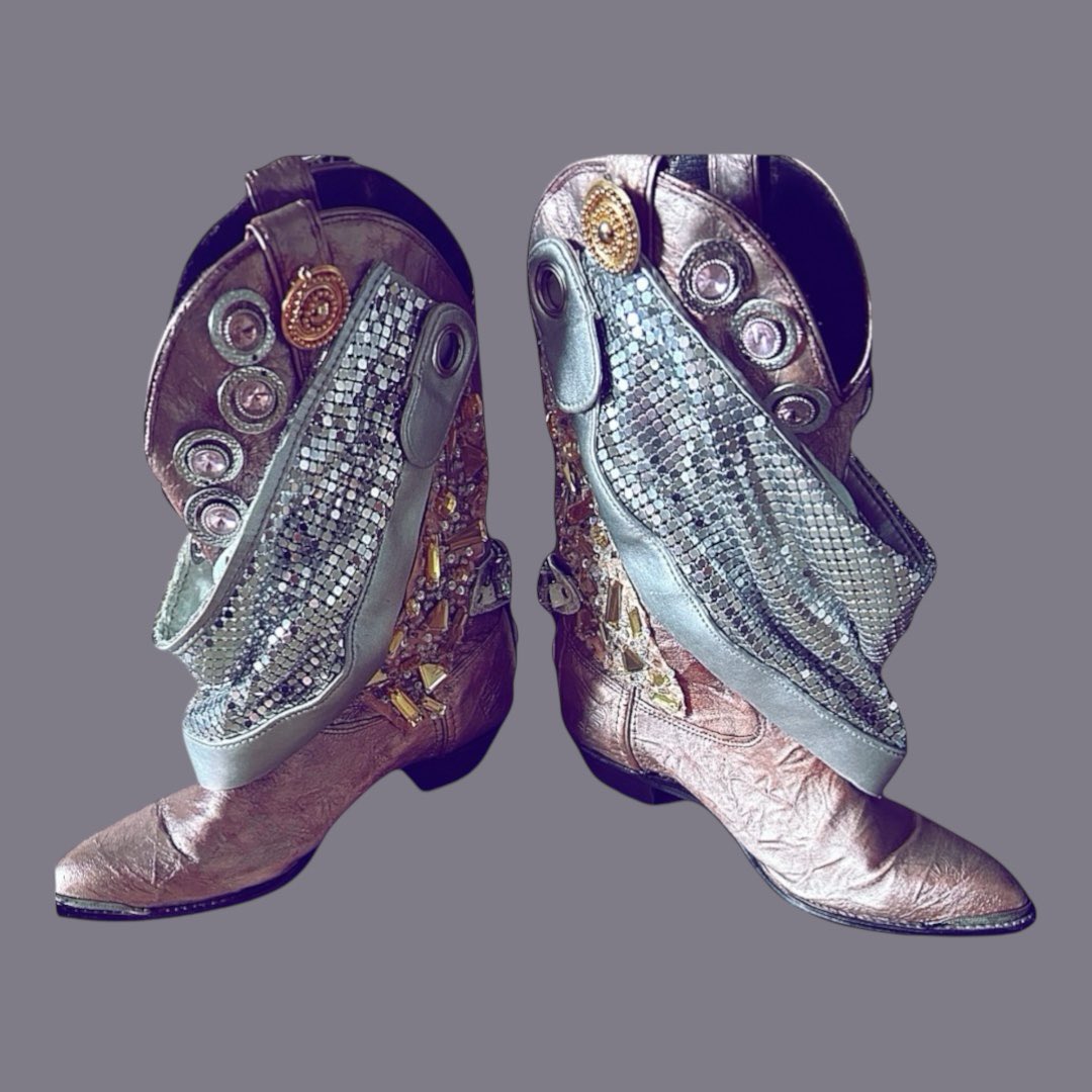 BukiBougie's tweet photo. Custom boots I designed #BukiBougie by #FarrahNaykaAshline #fashion #customdesigner #shoes #boots #style #Vogue https://t.co/D8XnvuzwvS
