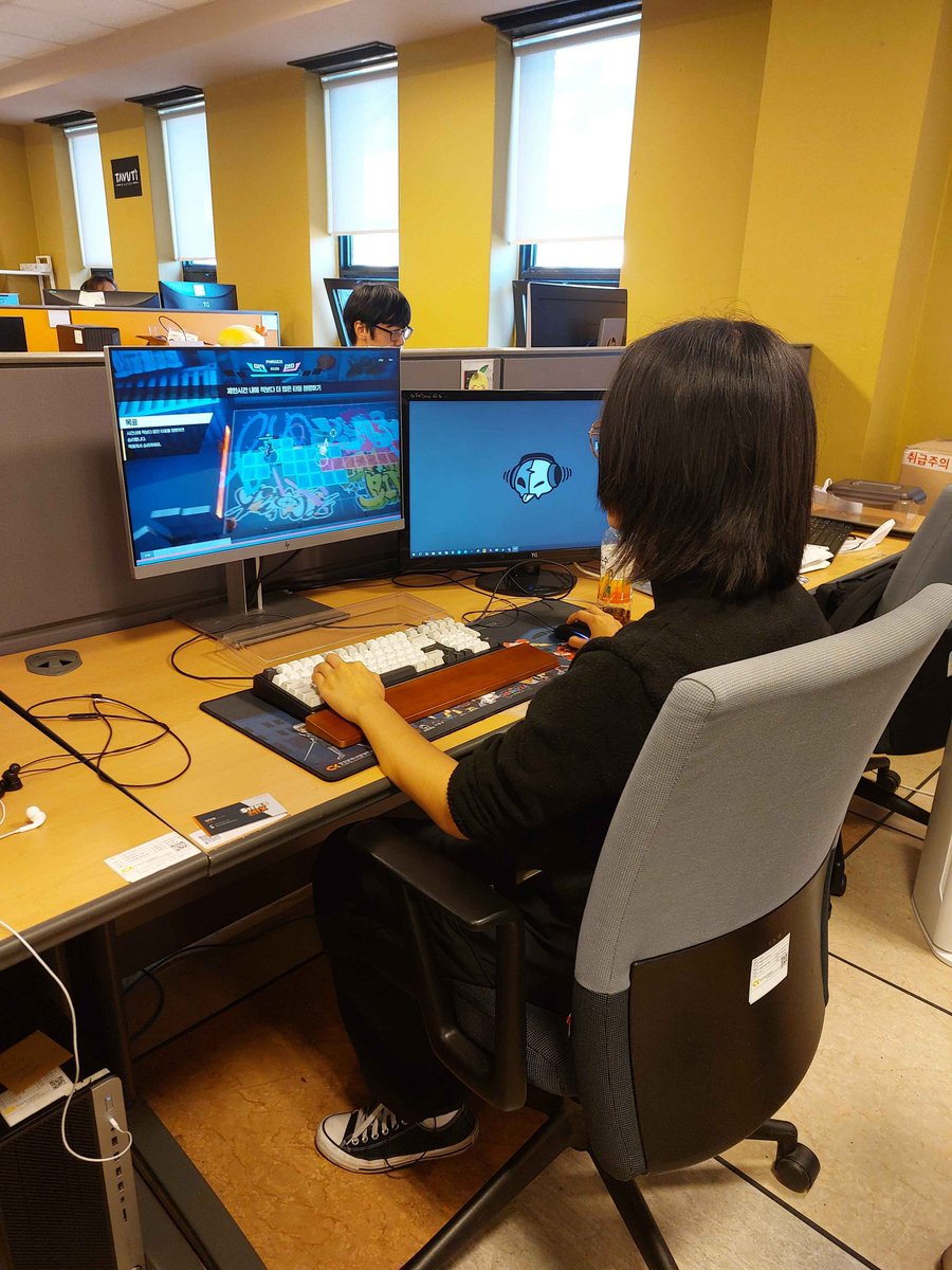 StereomixGame's tweet photo. #StereoMixGame
안녕하세요 플레이어 여러분! 오늘은 학교에서 중간 발표 및 시연을 진행했습니다! 
플레이어 여러분들의 도움 덕분에 게임이 더욱 발전 할수 있었고 학교에서도 좋은 평가를 받을수 있었습니다! 
열심히 개발되고 있는 저희 <Stereo-MIx!> 많이 사랑해주세요~! https://t.co/EF5Gku2AqG