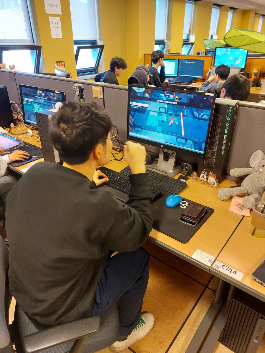 #StereoMixGame
안녕하세요 플레이어 여러분! 오늘은 학교에서 중간 발표 및 시연을 진행했습니다! 
플레이어 여러분들의 도움 덕분에 게임이 더욱 발전 할수 있었고 학교에서도 좋은 평가를 받을수 있었습니다! 
열심히 개발되고 있는 저희 <Stereo-MIx!> 많이 사랑해주세요~!