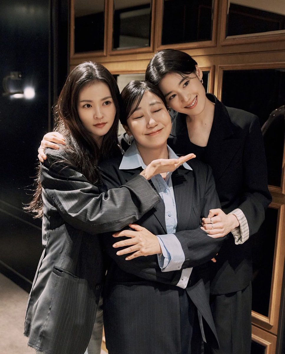 __lily_u's tweet photo. 소복 옥경 혜랑
아 따랑스러워 🥹❤️❤️ https://t.co/UFL8E0IAi0