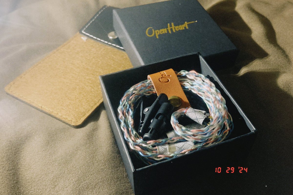 rreeoo9988leo's tweet image. #ポタオデ
#リケーブル 

 お疲れ様でーす！

仕事から帰ったら素敵なケーブル届いてました

Open heart 

謎のケースが付属してます、かっすかすの裏なんか表なんかわからんやつ