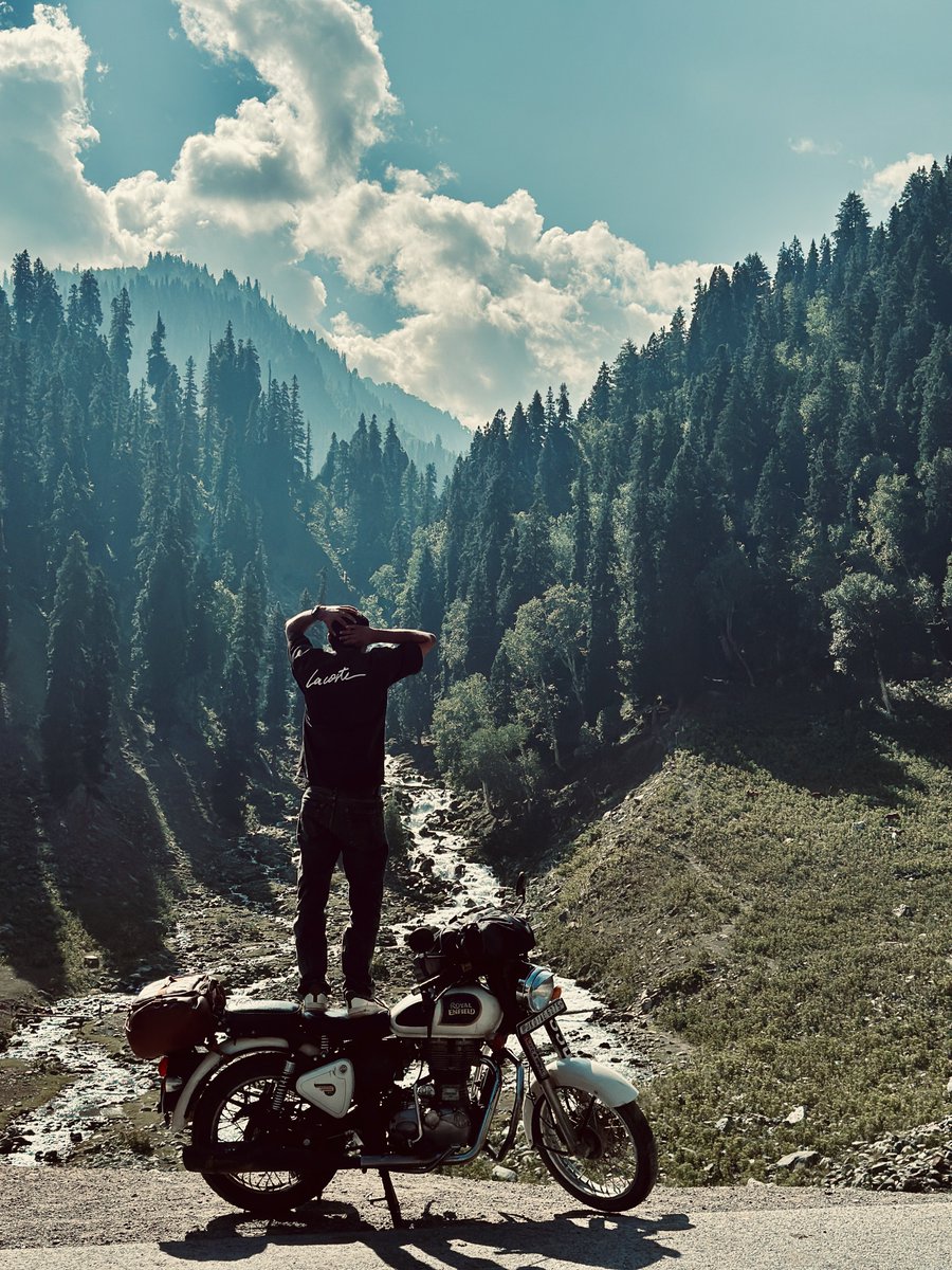 Aslamthings's tweet photo. An extremist..
An aesthetic voyager.. whose home is.. the road!
Alexander Supertramp 💎❤️

#AA #Kashmir #Travel https://t.co/eCO0ed6cAu