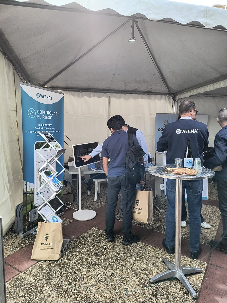 HortiData's tweet image. ↪️ Pasamos al área de las #Demos en la que las empresas muestran al público asistente las herramientas expuestas 

III #DemoHortiDATA2024