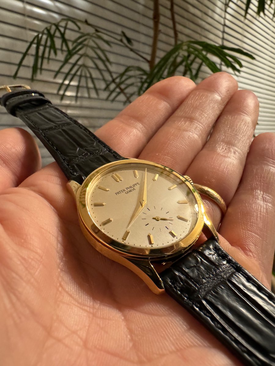 himaginism's tweet image. パテックフィリップのカラトラバ5096を購入した。ずっと悩み続けて、やっと納得がいく一本を買うことができた。感動が止まらない。3796が当初の大本命のはずが店頭で試着しても30mmが私の手首にフィットせず。5096の33mmは最高なサイズ。CAL.215も美しい。本当に一生モノの時計を手に入れた。