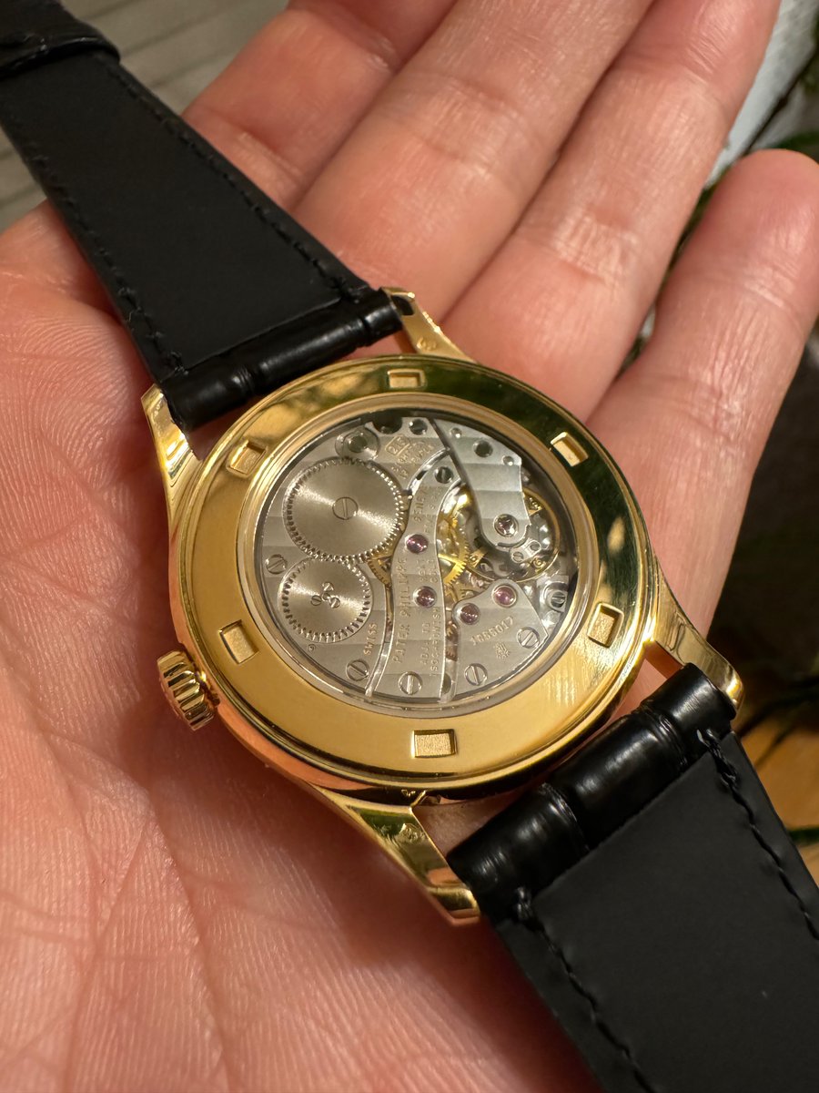 himaginism's tweet image. パテックフィリップのカラトラバ5096を購入した。ずっと悩み続けて、やっと納得がいく一本を買うことができた。感動が止まらない。3796が当初の大本命のはずが店頭で試着しても30mmが私の手首にフィットせず。5096の33mmは最高なサイズ。CAL.215も美しい。本当に一生モノの時計を手に入れた。