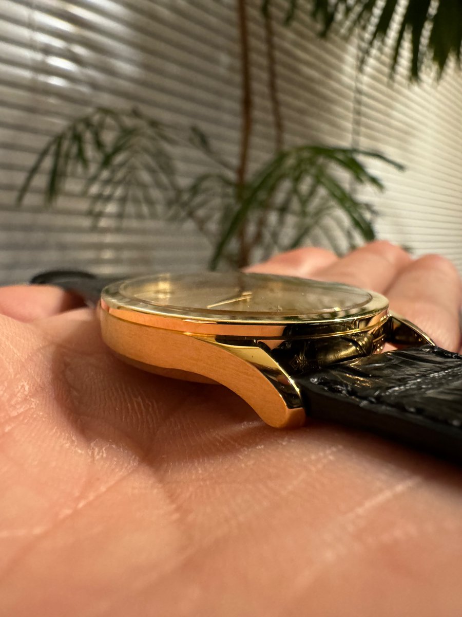 himaginism's tweet image. パテックフィリップのカラトラバ5096を購入した。ずっと悩み続けて、やっと納得がいく一本を買うことができた。感動が止まらない。3796が当初の大本命のはずが店頭で試着しても30mmが私の手首にフィットせず。5096の33mmは最高なサイズ。CAL.215も美しい。本当に一生モノの時計を手に入れた。