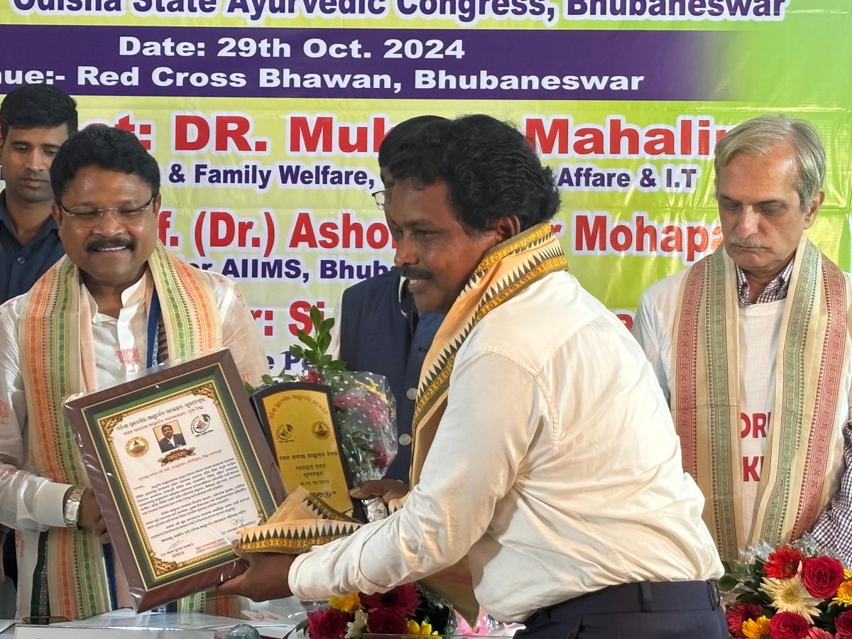 MahalingMukesh's tweet photo. ଆଗାମୀ ଦିନରେ ଡବଲ ଇଞ୍ଜିନ ସରକାରରେ ଆୟୁର୍ବେଦର ପ୍ରଚାର ପ୍ରସାର ଓ ଆୟୁର୍ବେଦ ଚିକିତ୍ସା ପାଇଁ ସ୍ବତନ୍ତ୍ର ବିଭାଗ ଗଠନ ହେବ। ଆମେ ଆୟୁର୍ବେଦର ପ୍ରଚାର ପ୍ରସାର ଓ ଲୋକଙ୍କ ପାଖକୁ ଆୟୁର୍ବେଦିକ ଔଷଧ ପହଞ୍ଚାଇବା ପାଇଁ ପ୍ରତି ପଞ୍ଚାୟତରେ ଆୟୁଷ୍ମାନ ଆରୋଗ୍ଯ ମନ୍ଦିର ଗଠନ ହେବ ଯେଉଁଥିରେ ଜଣେ ଯୋଗ ଶିକ୍ଷକ ରହିବେ । ଚଳିତ ଆର୍ଥିକ ବର୍ଷରେ ରାଜ୍ୟର ସମସ୍ତ ପ୍ରାଥମିକ ସ୍ୱାସ୍ଥ୍ୟକେନ୍ଦ୍ର, ଗୋଷ୍ଟି ସ୍ୱାସ୍ଥ୍ୟକେନ୍ଦ୍ର ଓ ଜିଲ୍ଲା ମୁଖ୍ୟ ଚିକିତ୍ସାଳୟରେ ଆୟୁର୍ବେଦ ଔଷଧ ମିଳିବ । ଆଗାମୀ ଦିନରେ ଆମେ ରାଜ୍ୟରେ ଆହୁରି ଆୟୁର୍ବେଦିକ କଲେଜ ଖୋଲିବା ସହ ପିଜି ପାଠ୍ୟକ୍ରମ ଉପଲବ୍ଧ କରିବୁ । ଏହା ରାଜ୍ୟର ସ୍ୱାସ୍ଥ୍ୟସେବା କ୍ଷେତ୍ରରେ ଏକ ଯୁଗାନ୍ତକାରୀ ପଦକ୍ଷେପ ହେବ।
#9thAyurvedaDay #AyurvedaInnovationforGlobalHealth