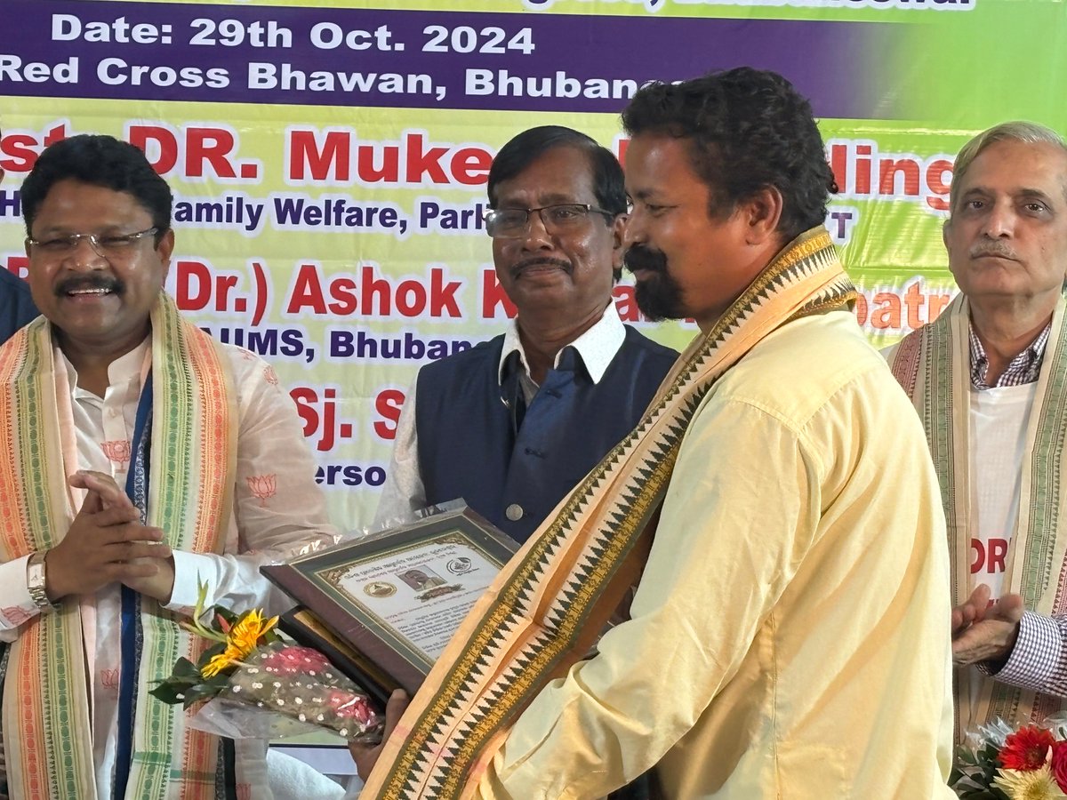 MahalingMukesh's tweet photo. ଆଗାମୀ ଦିନରେ ଡବଲ ଇଞ୍ଜିନ ସରକାରରେ ଆୟୁର୍ବେଦର ପ୍ରଚାର ପ୍ରସାର ଓ ଆୟୁର୍ବେଦ ଚିକିତ୍ସା ପାଇଁ ସ୍ବତନ୍ତ୍ର ବିଭାଗ ଗଠନ ହେବ। ଆମେ ଆୟୁର୍ବେଦର ପ୍ରଚାର ପ୍ରସାର ଓ ଲୋକଙ୍କ ପାଖକୁ ଆୟୁର୍ବେଦିକ ଔଷଧ ପହଞ୍ଚାଇବା ପାଇଁ ପ୍ରତି ପଞ୍ଚାୟତରେ ଆୟୁଷ୍ମାନ ଆରୋଗ୍ଯ ମନ୍ଦିର ଗଠନ ହେବ ଯେଉଁଥିରେ ଜଣେ ଯୋଗ ଶିକ୍ଷକ ରହିବେ । ଚଳିତ ଆର୍ଥିକ ବର୍ଷରେ ରାଜ୍ୟର ସମସ୍ତ ପ୍ରାଥମିକ ସ୍ୱାସ୍ଥ୍ୟକେନ୍ଦ୍ର, ଗୋଷ୍ଟି ସ୍ୱାସ୍ଥ୍ୟକେନ୍ଦ୍ର ଓ ଜିଲ୍ଲା ମୁଖ୍ୟ ଚିକିତ୍ସାଳୟରେ ଆୟୁର୍ବେଦ ଔଷଧ ମିଳିବ । ଆଗାମୀ ଦିନରେ ଆମେ ରାଜ୍ୟରେ ଆହୁରି ଆୟୁର୍ବେଦିକ କଲେଜ ଖୋଲିବା ସହ ପିଜି ପାଠ୍ୟକ୍ରମ ଉପଲବ୍ଧ କରିବୁ । ଏହା ରାଜ୍ୟର ସ୍ୱାସ୍ଥ୍ୟସେବା କ୍ଷେତ୍ରରେ ଏକ ଯୁଗାନ୍ତକାରୀ ପଦକ୍ଷେପ ହେବ।
#9thAyurvedaDay #AyurvedaInnovationforGlobalHealth
