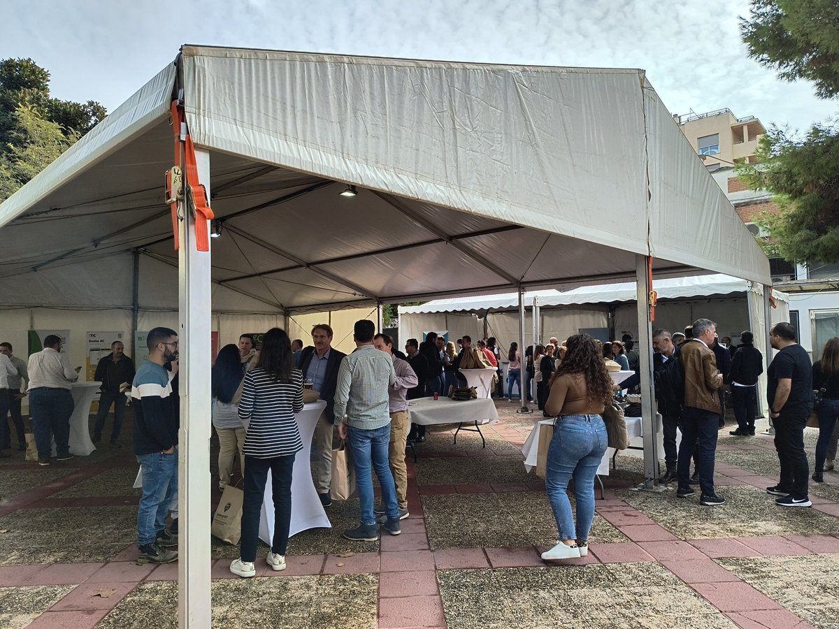 HortiData's tweet image. 🔴 En directo desde la @etsiaupct en la zona de carpas 👉🏽 III #DemoHortiDATA2024