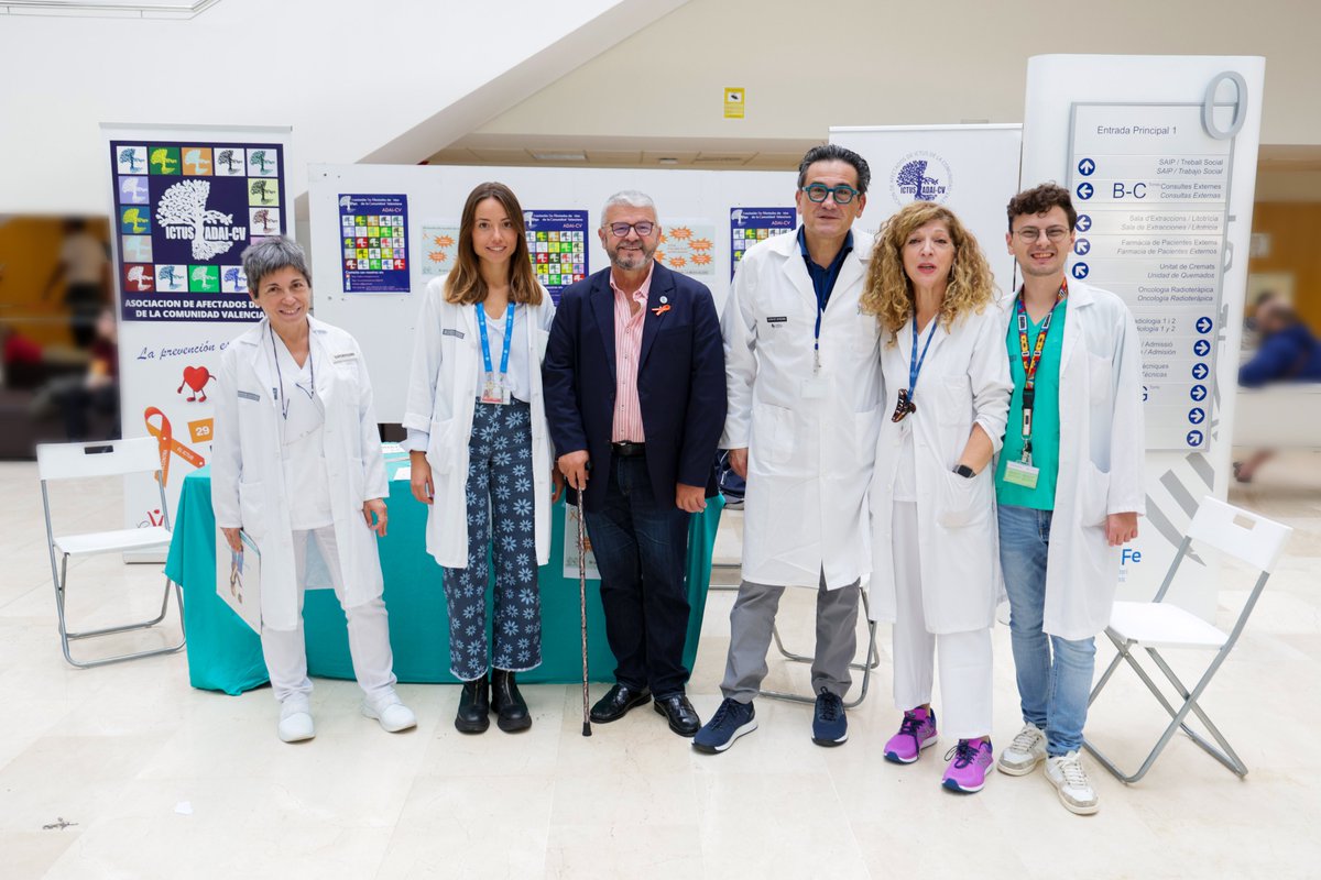 HospitalLaFe's tweet photo. Hasta la mesa informativa del Ictus se ha acercado Jose Luis Poveda,  gerente del departamento de Salud Valencia La Fe, para apoyar esta iniciativa  
#DiaMundialIctus #somosLaFe https://t.co/WprsOPFbQL