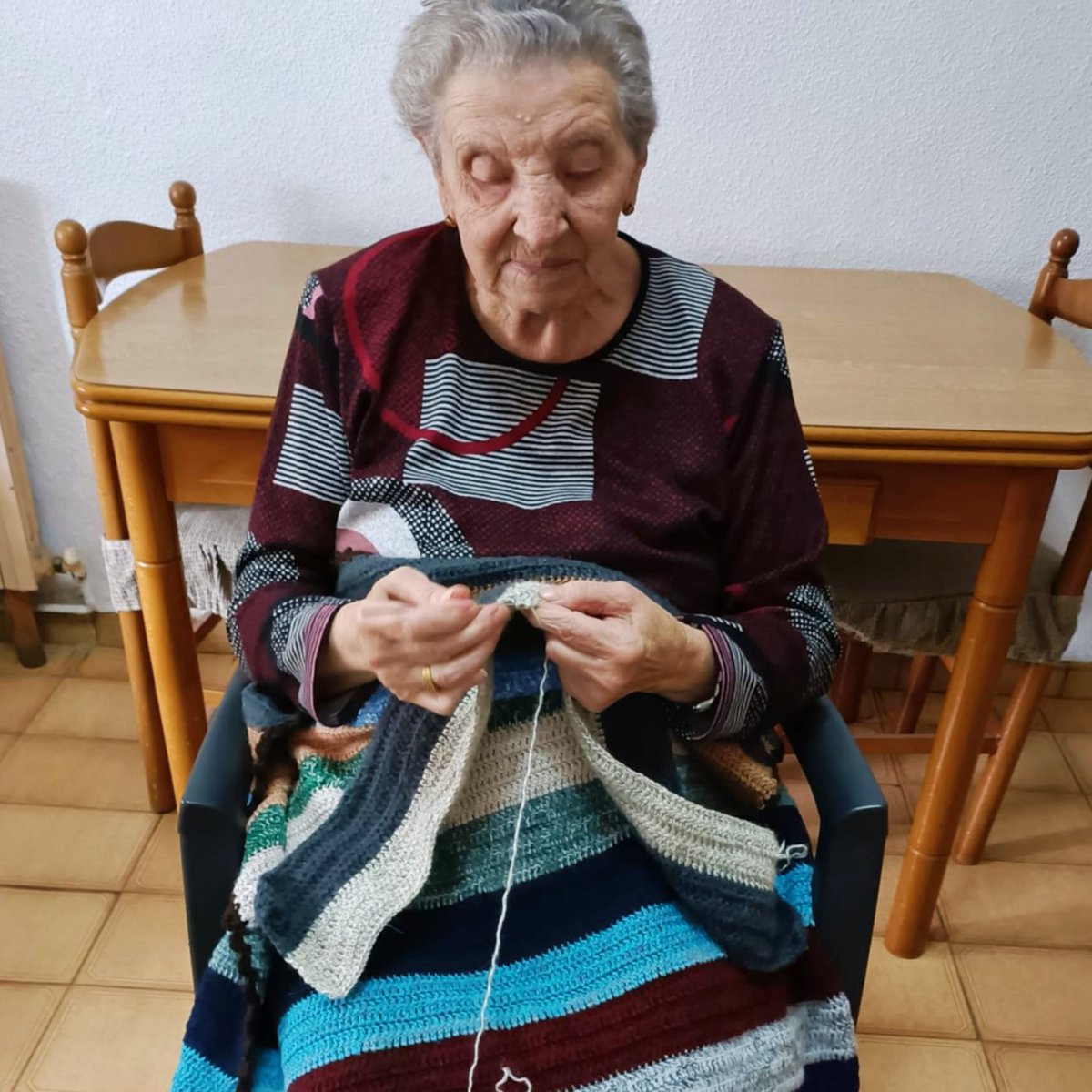 UN HILO DE MAGIA 🪡🧵

A veces así se tejen las historias más bonitas, desde lo sencillo, con los pequeños gestos. 

Si quieres conocer la preciosa historia de Mª Jesús García, de Cadreita, de 87 años, pincha en el enlace: facebook.com/share/NrFJPPvS…