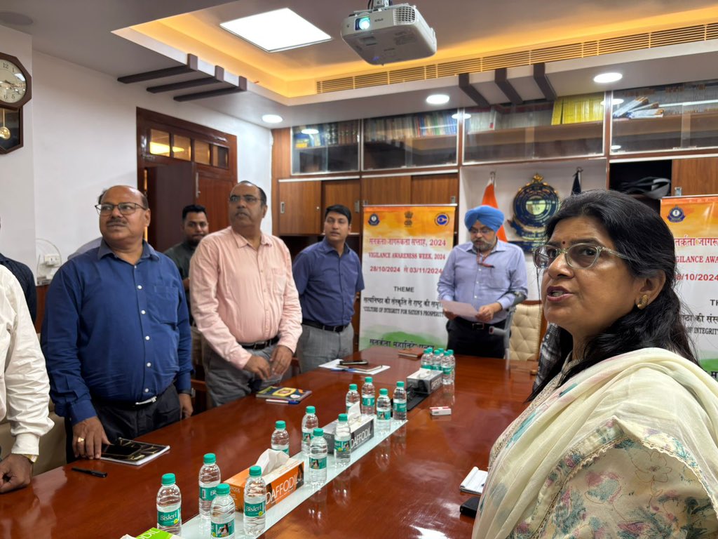 On occasion of #VigilanceAwarenessWeek2024  DGOV NZU organised a talk on Preventive Vigilance by Sh Prabhjeet Gulati , sensitising officers on the subject. Officers from various field formations were also a part of the discussions  <a href="/CVCIndia/">CVC, Govt. of India</a> <a href="/cbic_india/">CBIC</a>