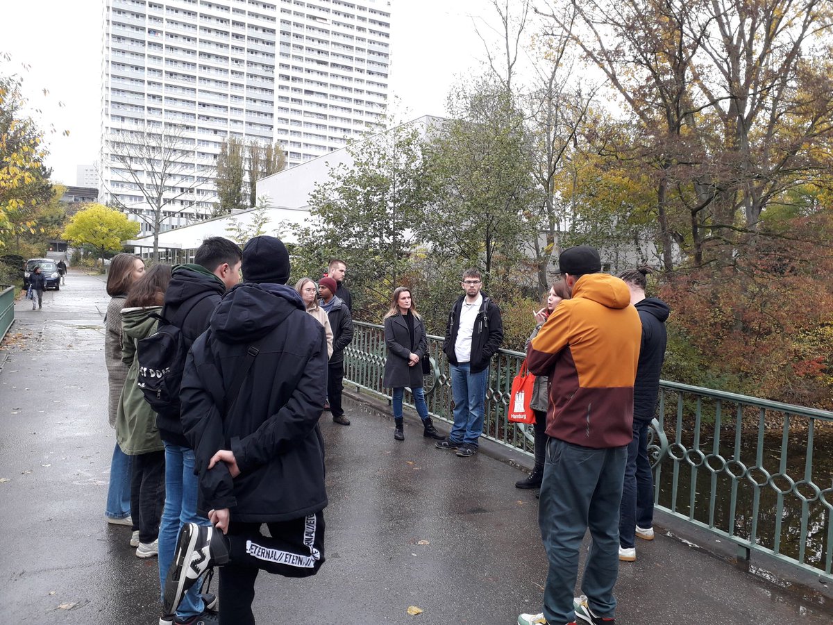 Wir sind heute mit Jugendlichen in #Lichtenberg unterwegs und widmen uns dem antifaschistischen Widerstand im #Fennpfuhl. So arbeiten wir weiter an unserem Motto "...damit wir nicht vergessen!" und setzen es in die Tat um.