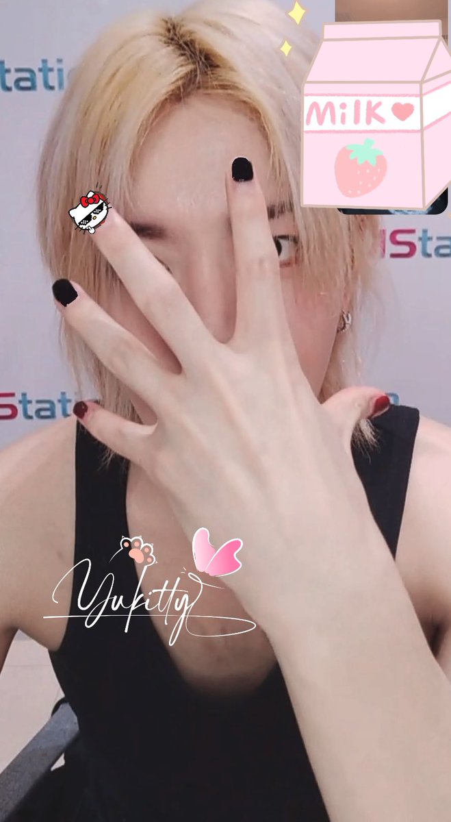 yukittybf's tweet photo. Yuta said he’s writing more songs 🎼 and plans to release them next year, so please look forward to it 😘

He also mentioned he’s decided to play more 🎸after performing with the band at the showcase.

#Yuta #中本悠太 
KMStation https://t.co/2rTlXlIVZC