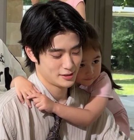 envetee's tweet photo. 🌙 My Sailor Papa 💫

#JAEYONG Au

When Minjeong's friends doubt she watches Sailor Moon with her Papa J (Jaehyun), to the rescue comes Teacher Yong (Taeyong), who believes in her—but the moon has other plans for Minjeong's two favorite people. 🌙 https://t.co/eUj9YP208i