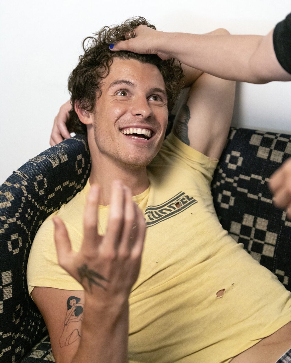 bchartsnet's tweet photo. Shawn Mendes desabafa sobre sua sexualidade em show: 

“A verdade real sobre minha vida e sexualidade é que, cara, eu estou apenas descobrindo como todo mundo. Às vezes eu realmente não sei e outras vezes eu sei. É realmente assustador porque vivemos em uma sociedade que tem muito a dizer sobre isso”.