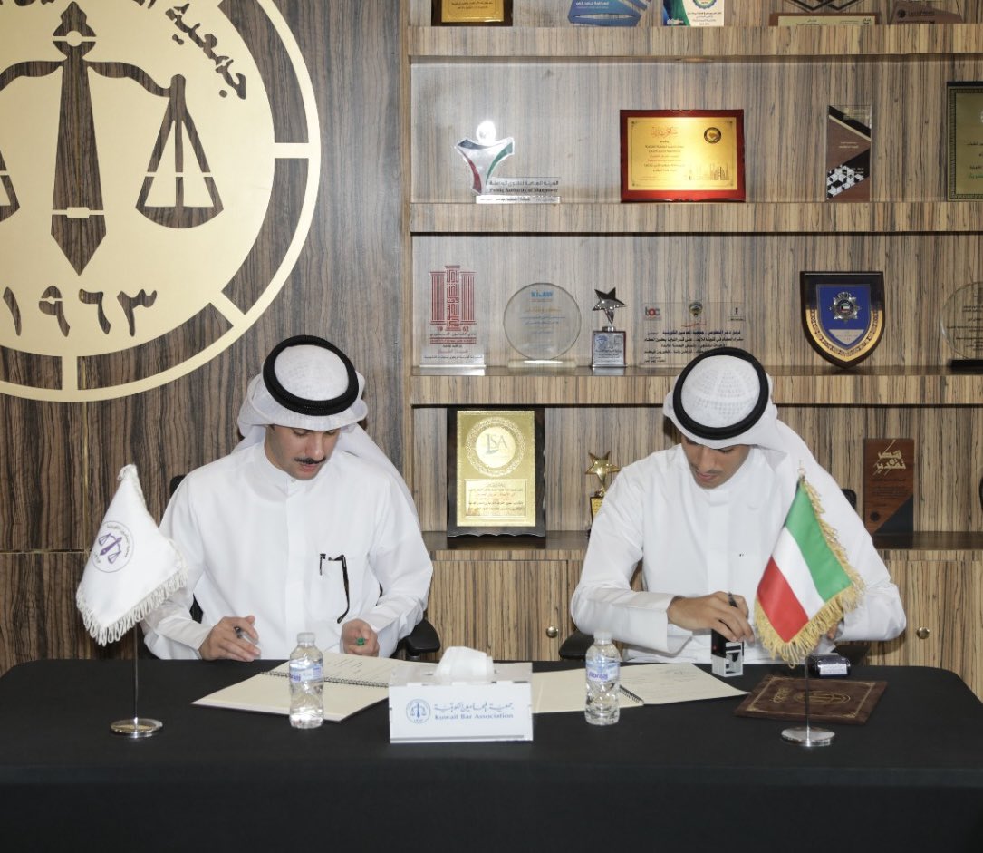 union_kac's tweet photo. نقابة الخطوط الجوية الكويتية والشركات التابعة لها 
توقع بروتوكول التعاون مع جمعية المحامين الكويتية 
وذلك لتعزيز التعاون بين الجانبين، وتعد خطوة من خطوات طريق النقابة للحفاظ وتطوير بيئة العمل من الجانب القانوني وحماية حقوق الموظفين، كما أنها تأتي في إطار جهود مجلس إدارة النقابة لتلبية طموحات وتطلعات موظفي الشركة.