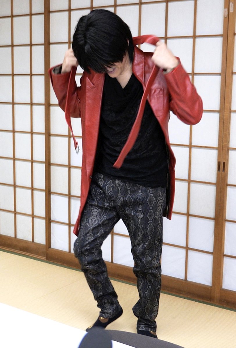 staff_katoy's tweet photo. アシンメトリーになっているめっさ個性的なジャケットです♪❤️❤️❤️

jacket ＃Situationist
T-shirt ＃ankoROCK
pants ＃NEPENTHES https://t.co/fkvqHiNRve