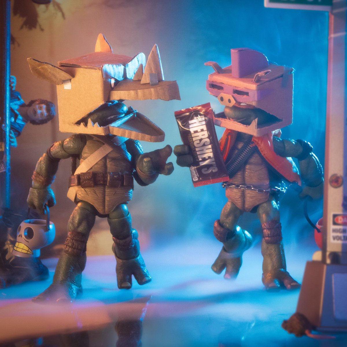 Yo, Mikey, what gives? I’m rockin’ the way cooler costume, but you’re the one scoring the best candy! How does that even work? <a href="/mezcotoyz/">Mezco Toyz</a> #mezcomondays #mezcofanfriday #mezcoterrortuesdasdays #turtletuesday