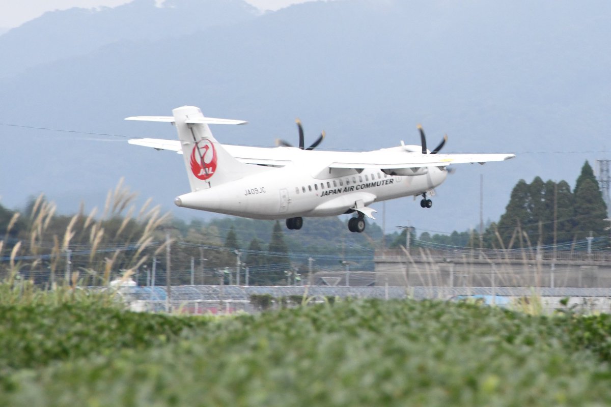 hirox42600's tweet photo. 本日のJAC・JA09JC(ATR-42-600)🛫
実は今年春まで天草エアラインでみぞか号に乗務されていたキャプテンさんの乗務便!突然のランチェンで移動中に出発してしまい遠くからのお見送りに💦またリベンジに行かねば💨
風の強い中のフライトお疲れ様でした🙇
#日本エアコミューター #JA09JC #鹿児島空港 https://t.co/MKsdI0H4v6