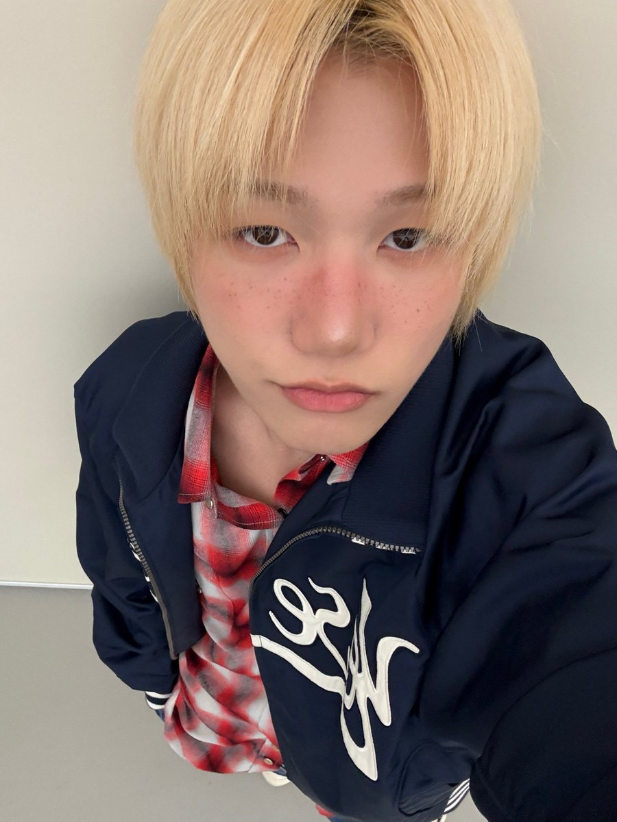 p1hits's tweet photo. jongseob on fromm 😍 

"i ate with my parents. the food was kind of a fusion japanese? style. the blush and freckles are pretty much a regular thing for me now. but what can i do? they look good, and if it looks pretty, that's all that matters"

#P1Harmony #피원하모니 #종섭 https://t.co/lr56u7lFnp