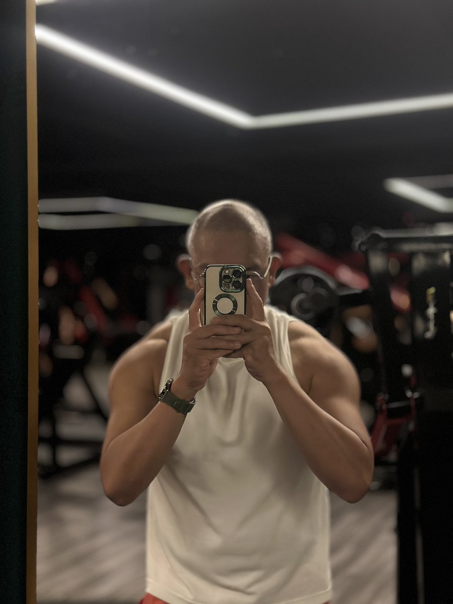 truthordane's tweet photo. I’m that guy who would take gym selfies now 😂 #gymbros #gymaddict #gymlife https://t.co/H05uMn16Iz